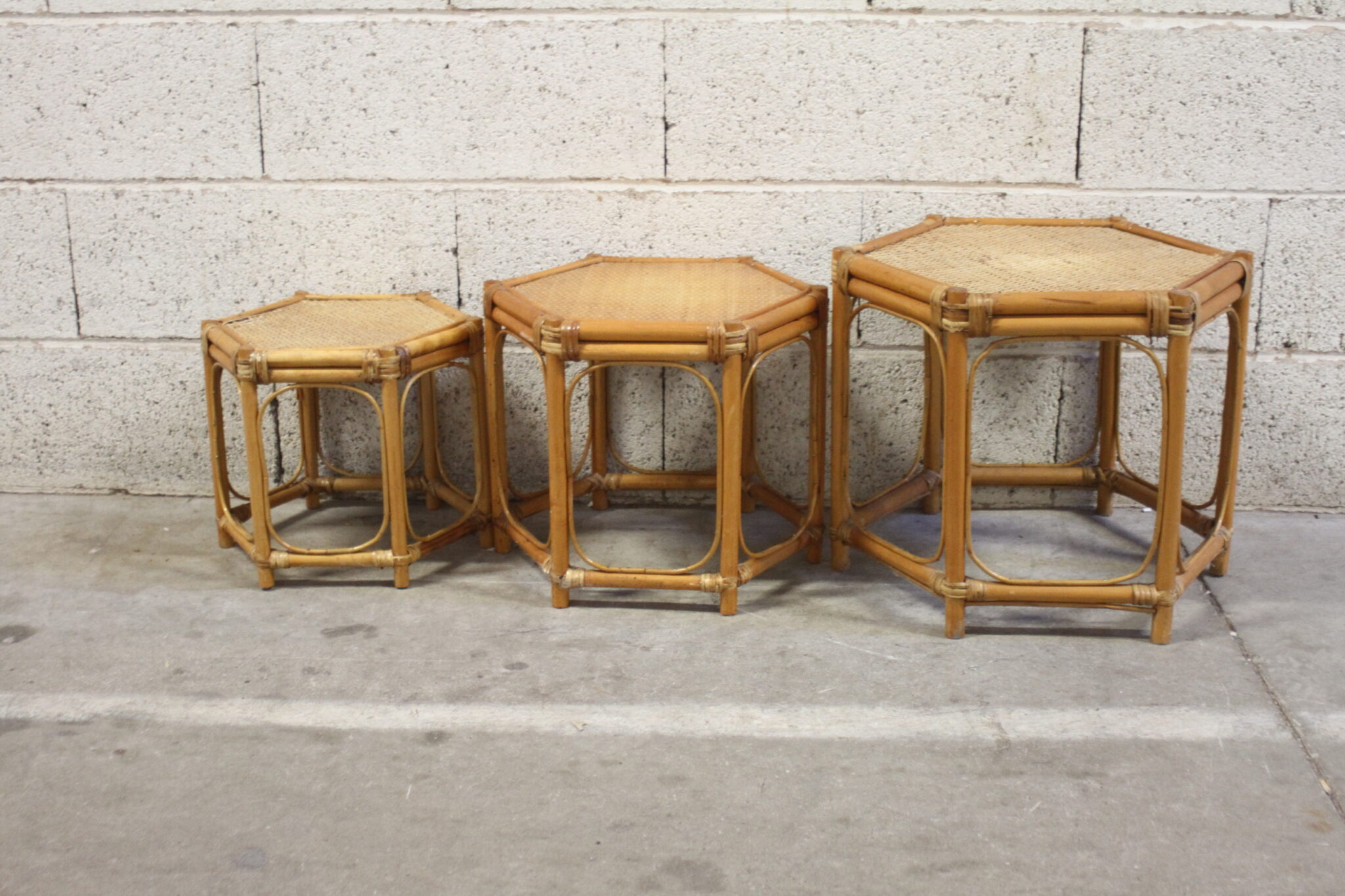 tables-gigognes-vintage-hexagonales-rotin-mobilier-brocante-emmaus-scherwiller-etikette (4)