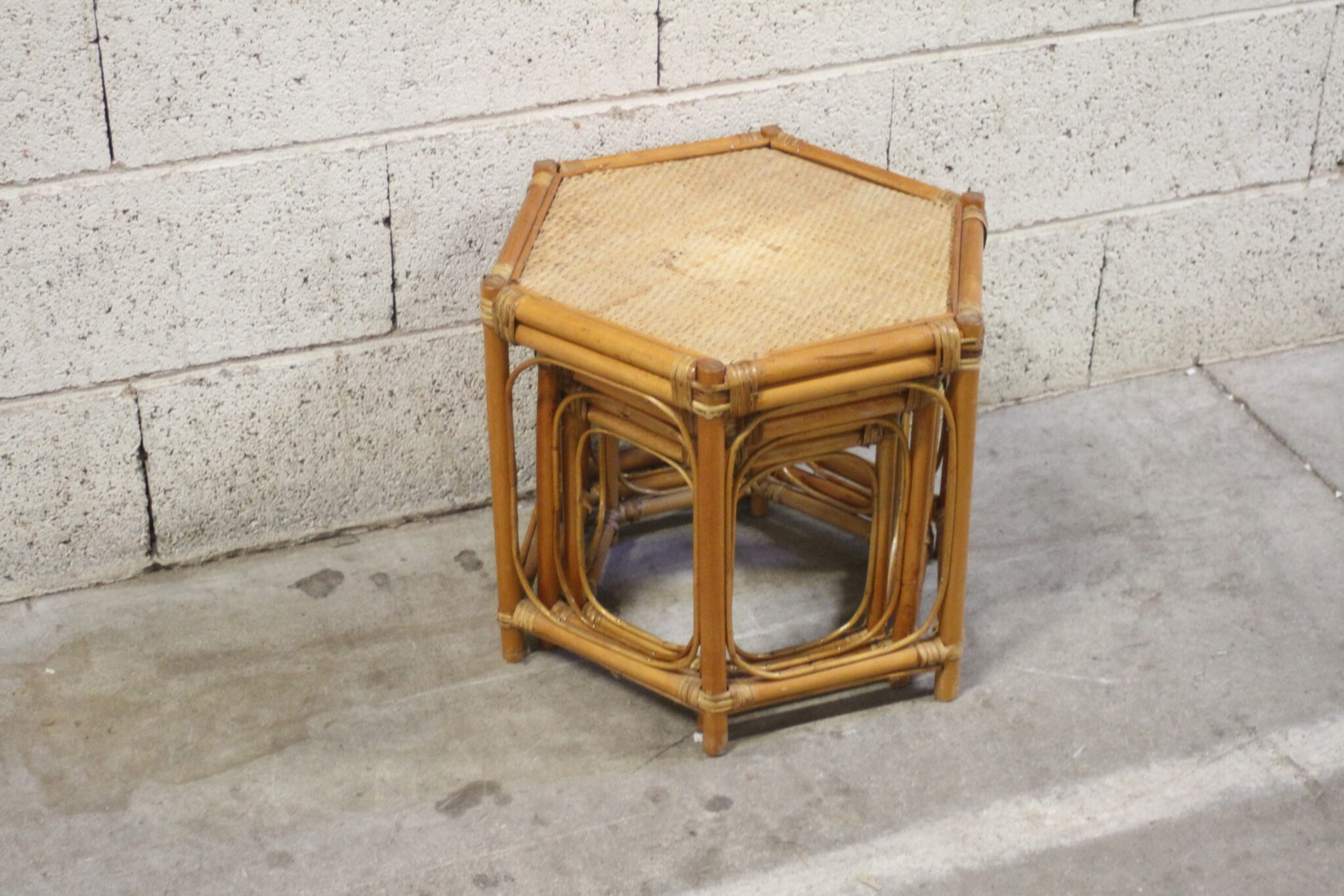 tables-gigognes-vintage-hexagonales-rotin-mobilier-brocante-emmaus-scherwiller-etikette (5)