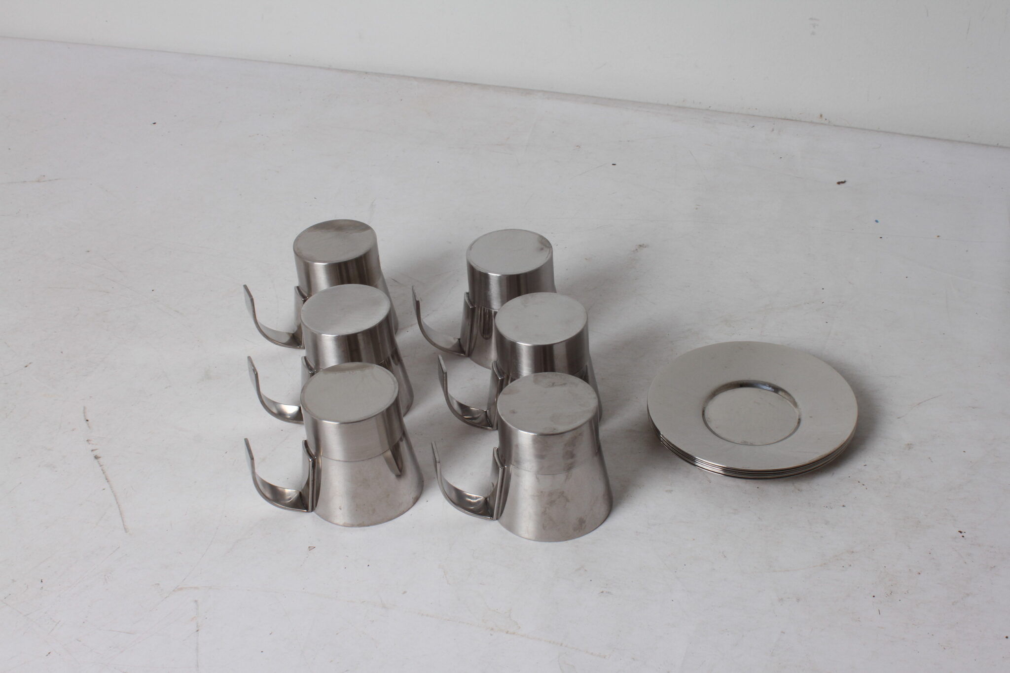 tasses-et-soucoupes-a-expresso-inox-brosse-chrome-art-de-la-table-brocante-occasion-emmaus-scherwiller-etikette (1)