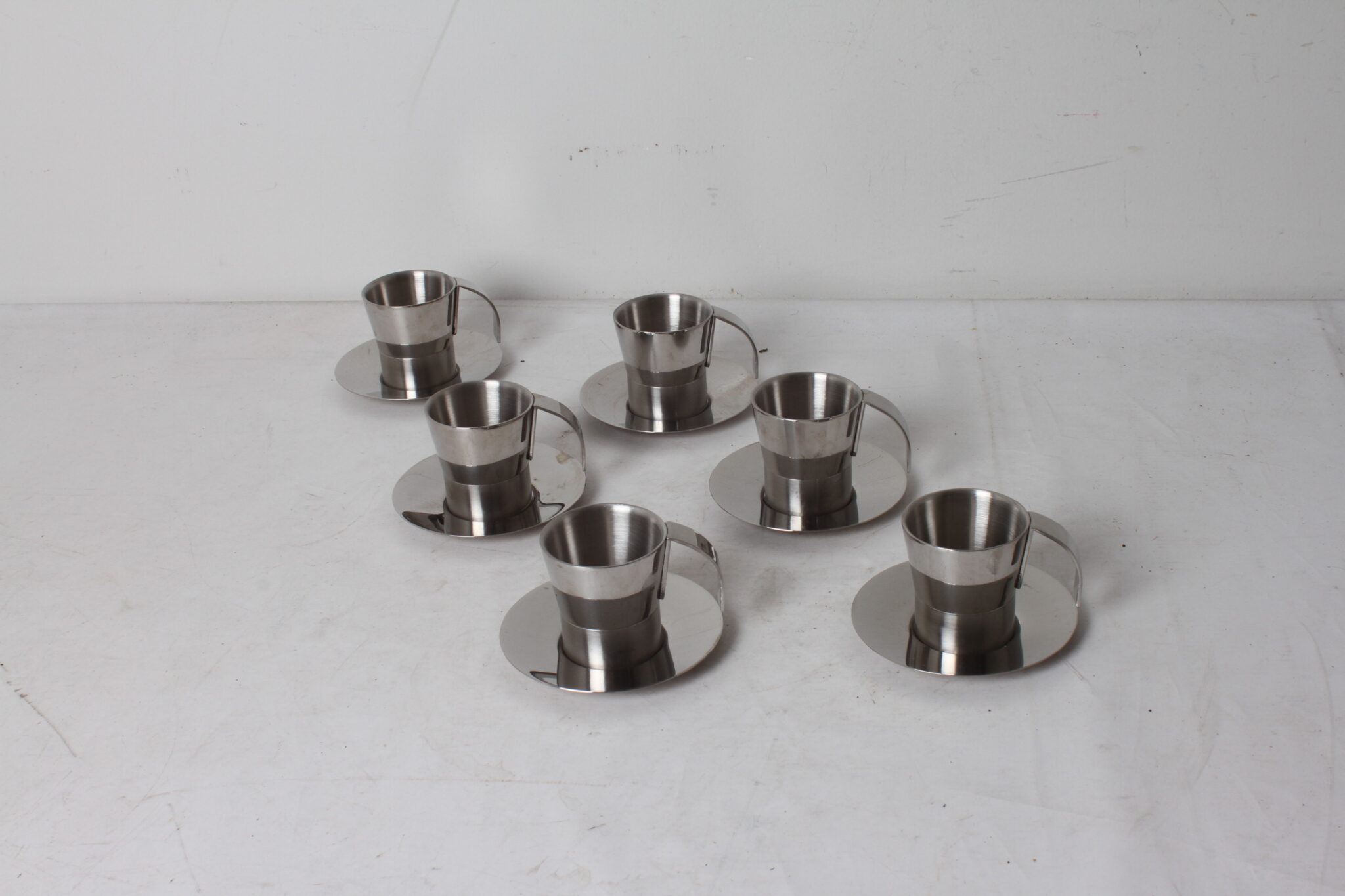 tasses-et-soucoupes-a-expresso-inox-brosse-chrome-art-de-la-table-brocante-occasion-emmaus-scherwiller-etikette (2)