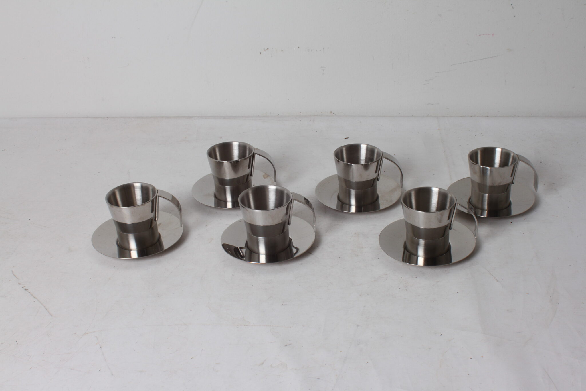 tasses-et-soucoupes-a-expresso-inox-brosse-chrome-art-de-la-table-brocante-occasion-emmaus-scherwiller-etikette (3)