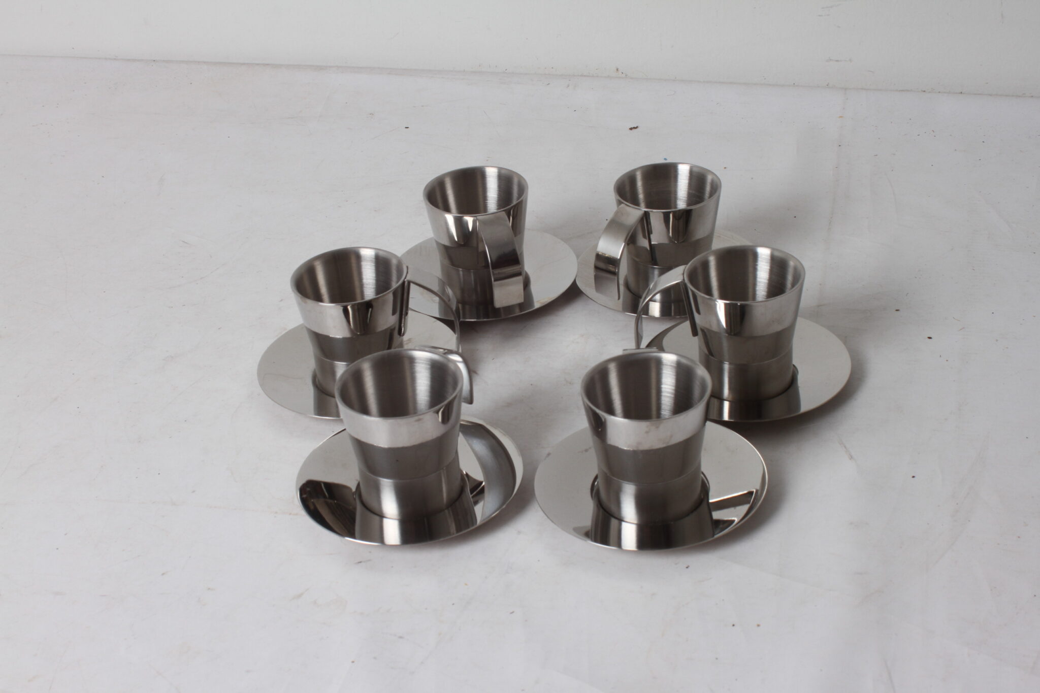 tasses-et-soucoupes-a-expresso-inox-brosse-chrome-art-de-la-table-brocante-occasion-emmaus-scherwiller-etikette (4)
