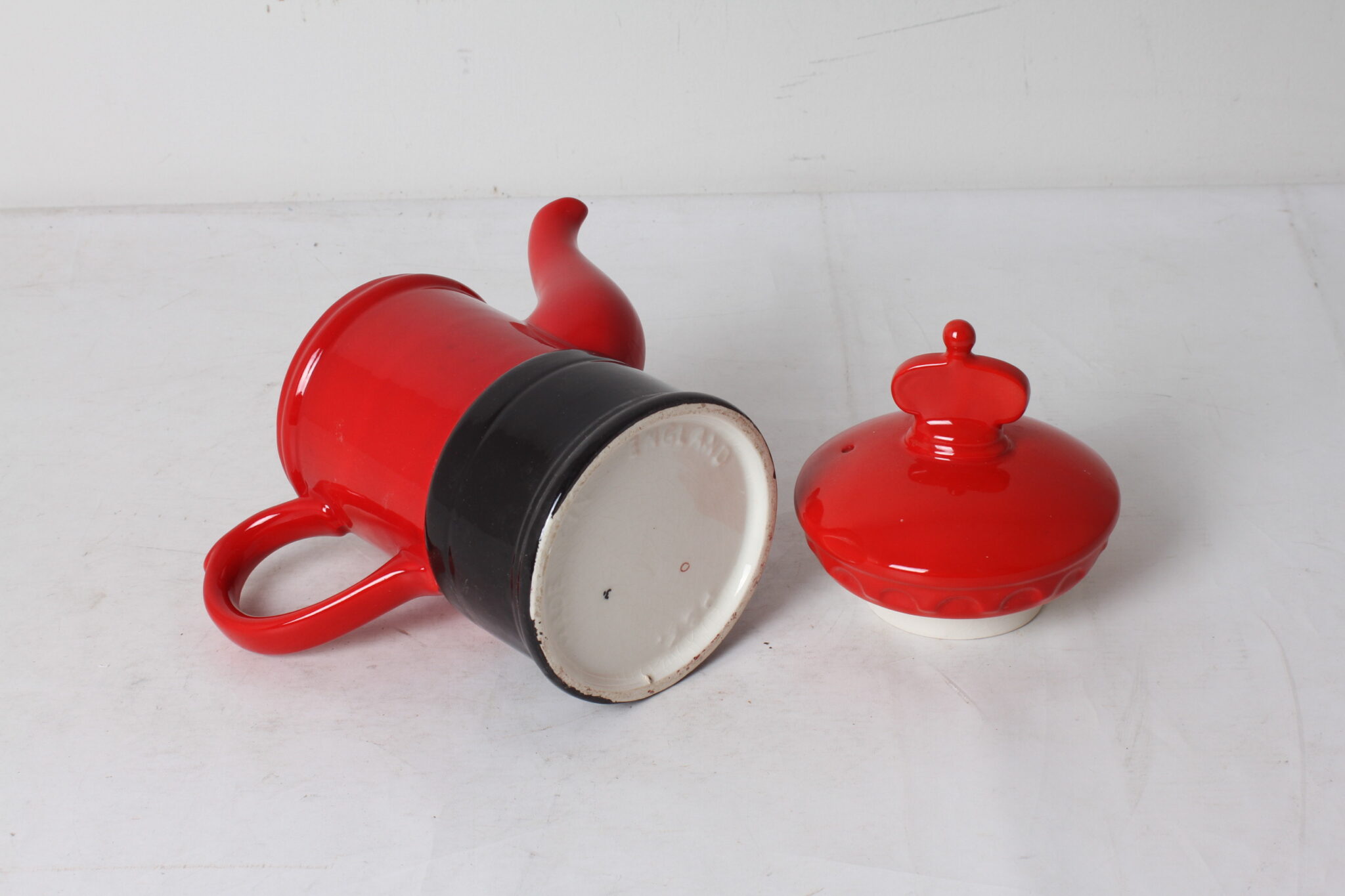 theiere-boite-aux-lettres-anglaise-ceramique-rouge-noir-art-de-la-table-brocante-occasion-emmaus-scherwiller-etikette (1)