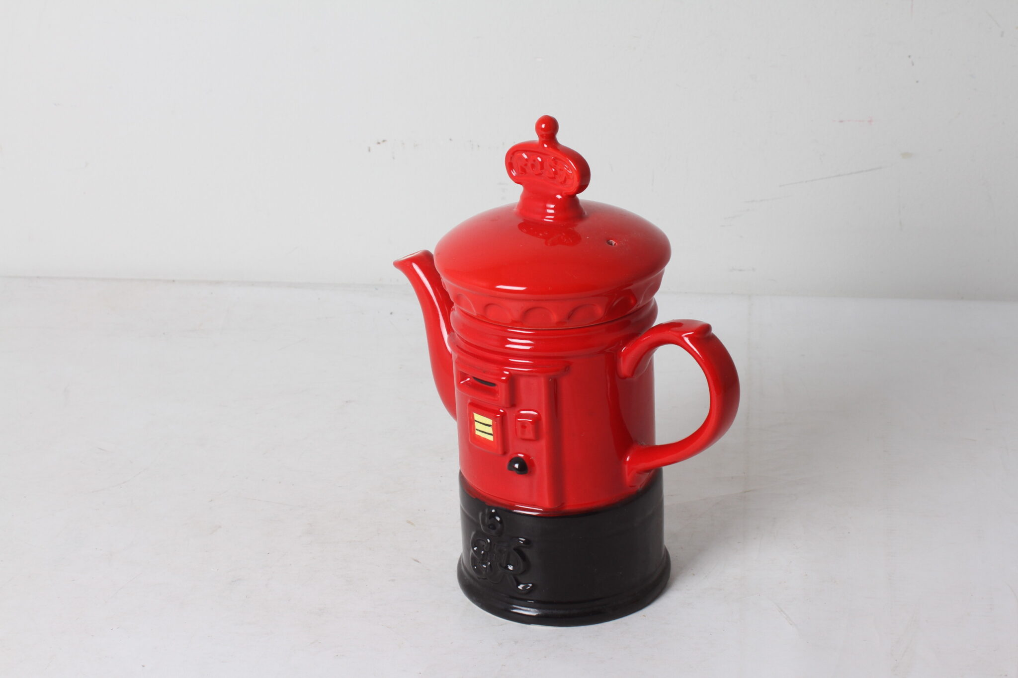 theiere-boite-aux-lettres-anglaise-ceramique-rouge-noir-art-de-la-table-brocante-occasion-emmaus-scherwiller-etikette (2)