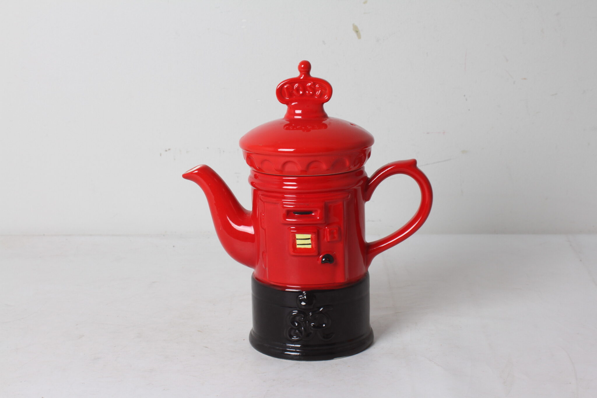 theiere-boite-aux-lettres-anglaise-ceramique-rouge-noir-art-de-la-table-brocante-occasion-emmaus-scherwiller-etikette (3)