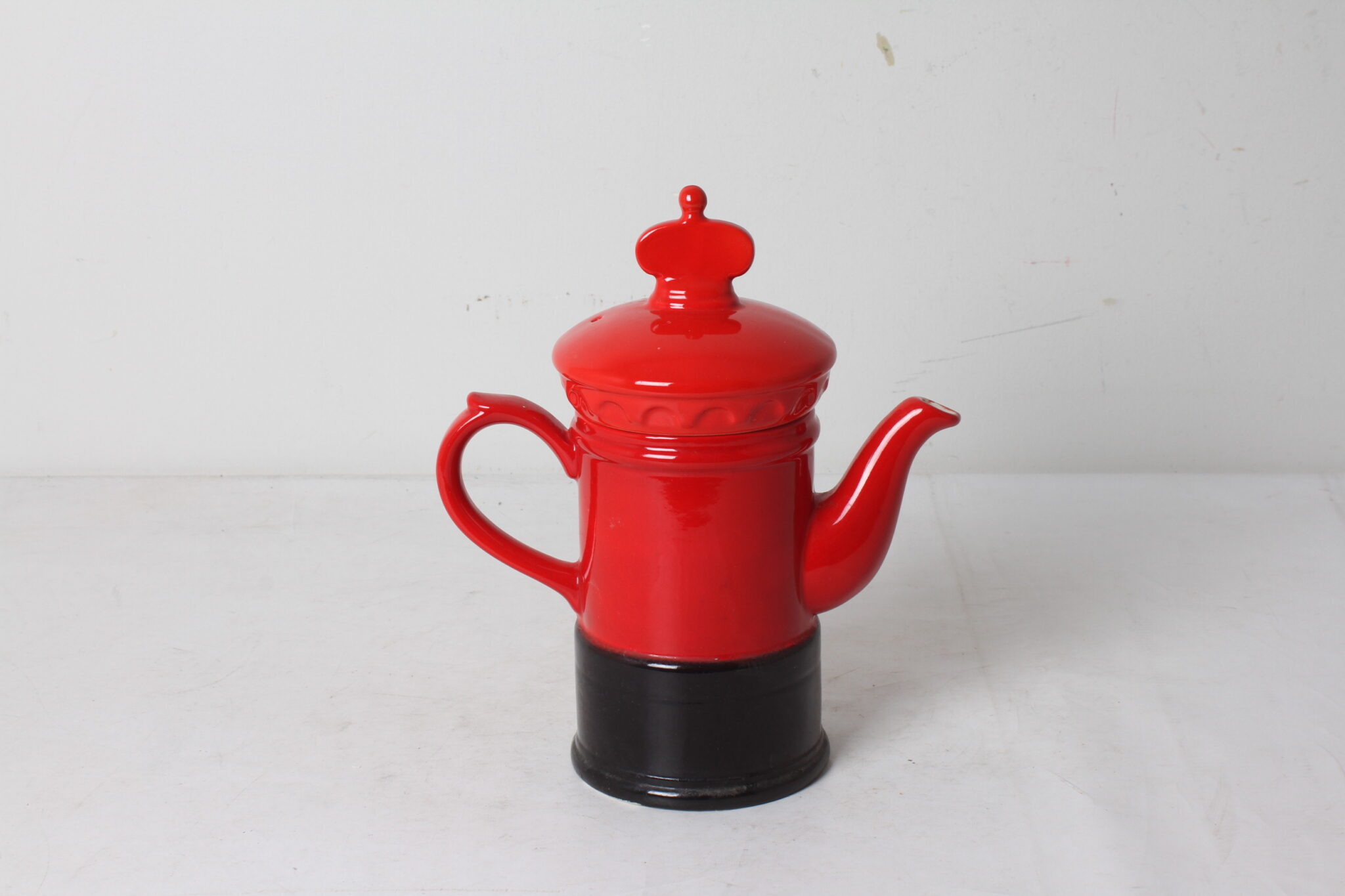 theiere-boite-aux-lettres-anglaise-ceramique-rouge-noir-art-de-la-table-brocante-occasion-emmaus-scherwiller-etikette (4)