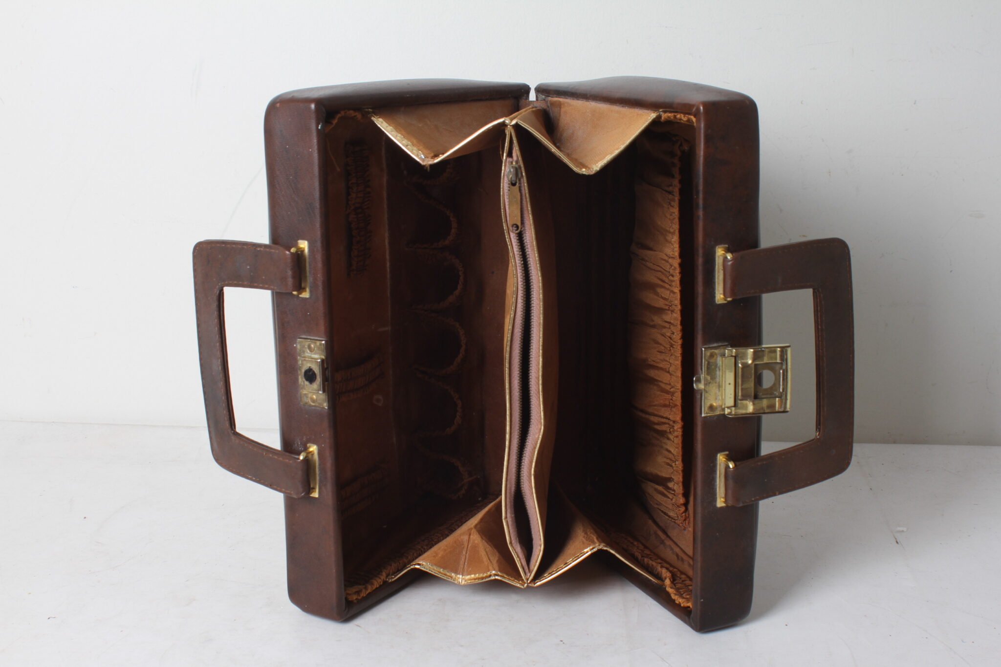 vanity-case-vintage-en-skai-marron-accessoires-voyage-brocante-occasion-emmaus-scherwiller-etikette (1)