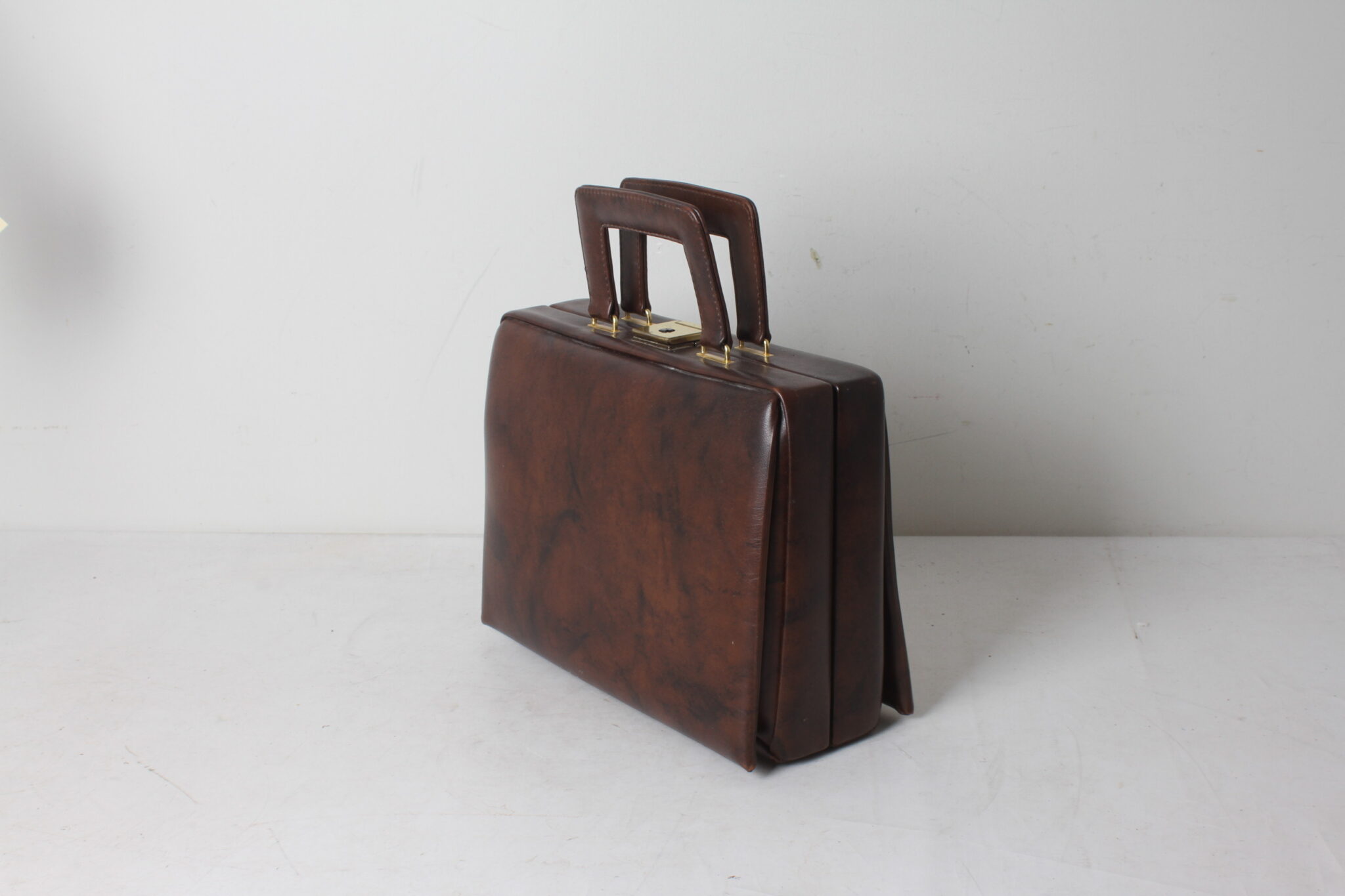 vanity-case-vintage-en-skai-marron-accessoires-voyage-brocante-occasion-emmaus-scherwiller-etikette (2)