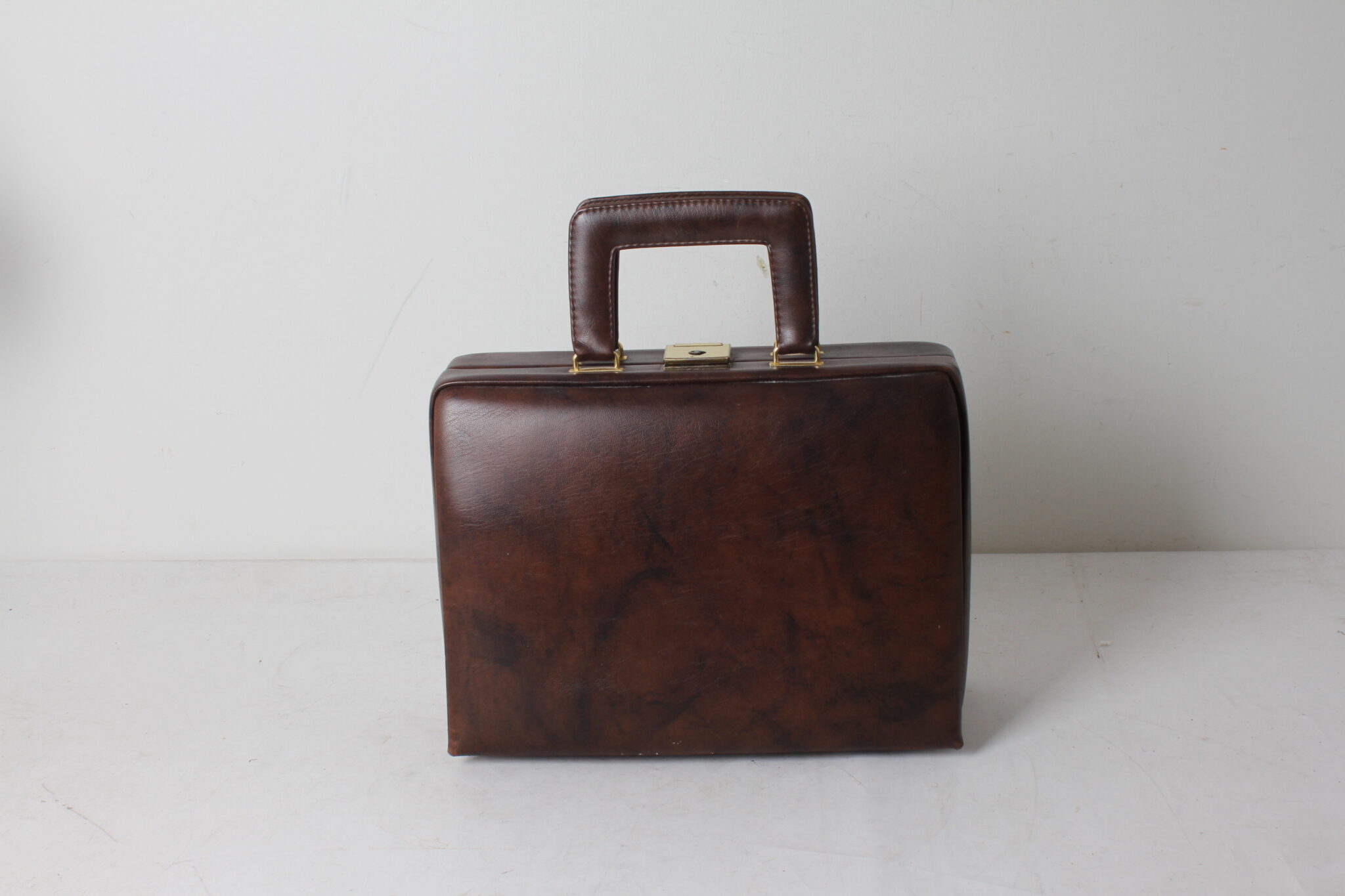 vanity-case-vintage-en-skai-marron-accessoires-voyage-brocante-occasion-emmaus-scherwiller-etikette (3)