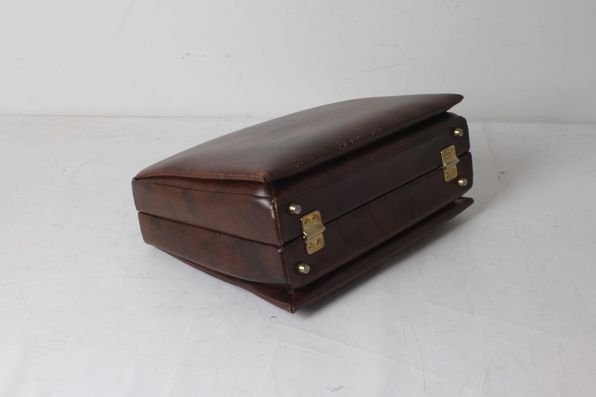 vanity-case-vintage-en-skai-marron-accessoires-voyage-brocante-occasion-emmaus-scherwiller-etikette (4)