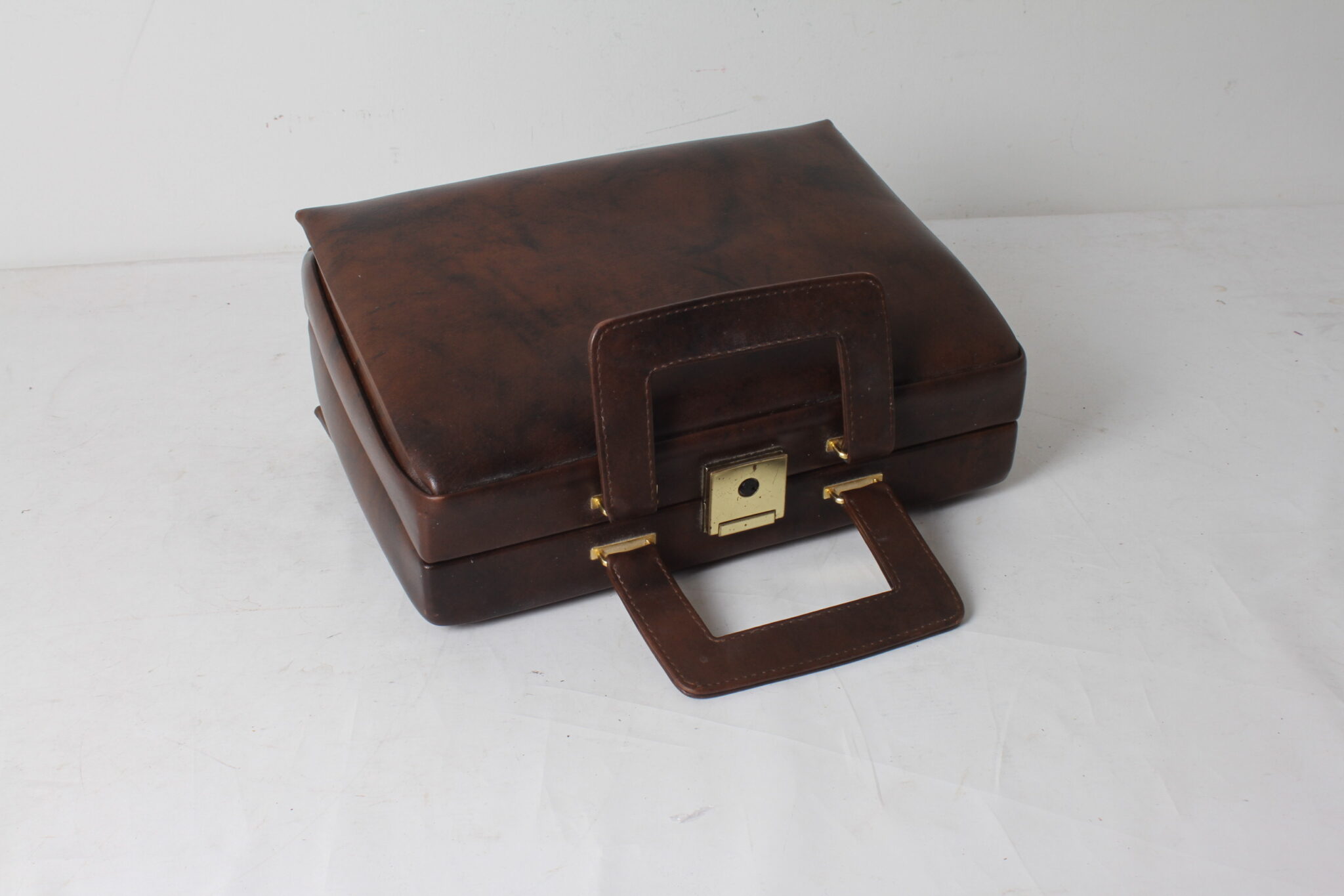 vanity-case-vintage-en-skai-marron-accessoires-voyage-brocante-occasion-emmaus-scherwiller-etikette (5)