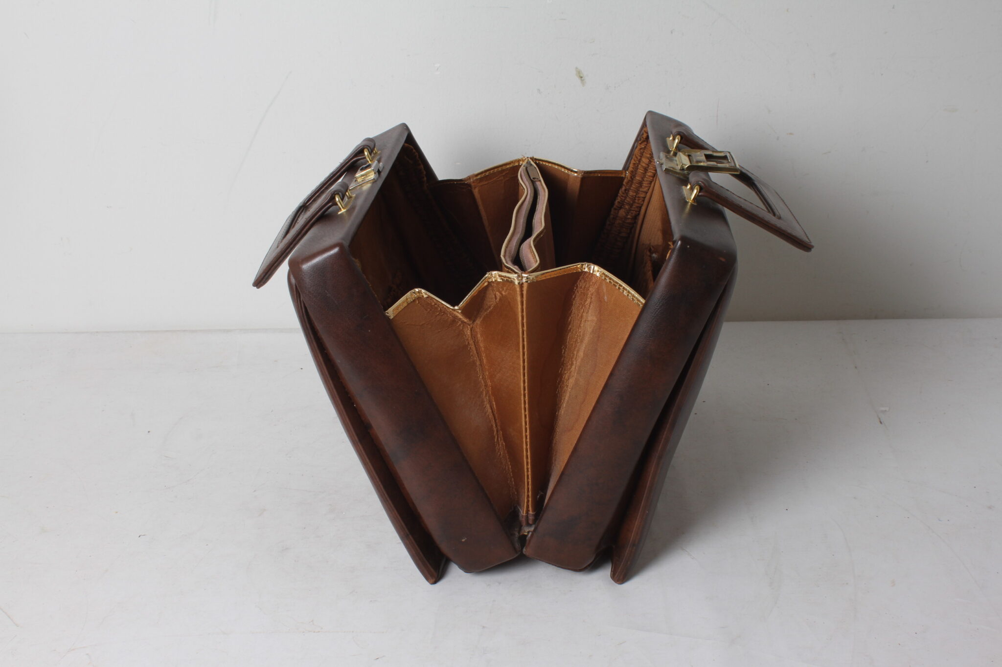 vanity-case-vintage-en-skai-marron-accessoires-voyage-brocante-occasion-emmaus-scherwiller-etikette (6)