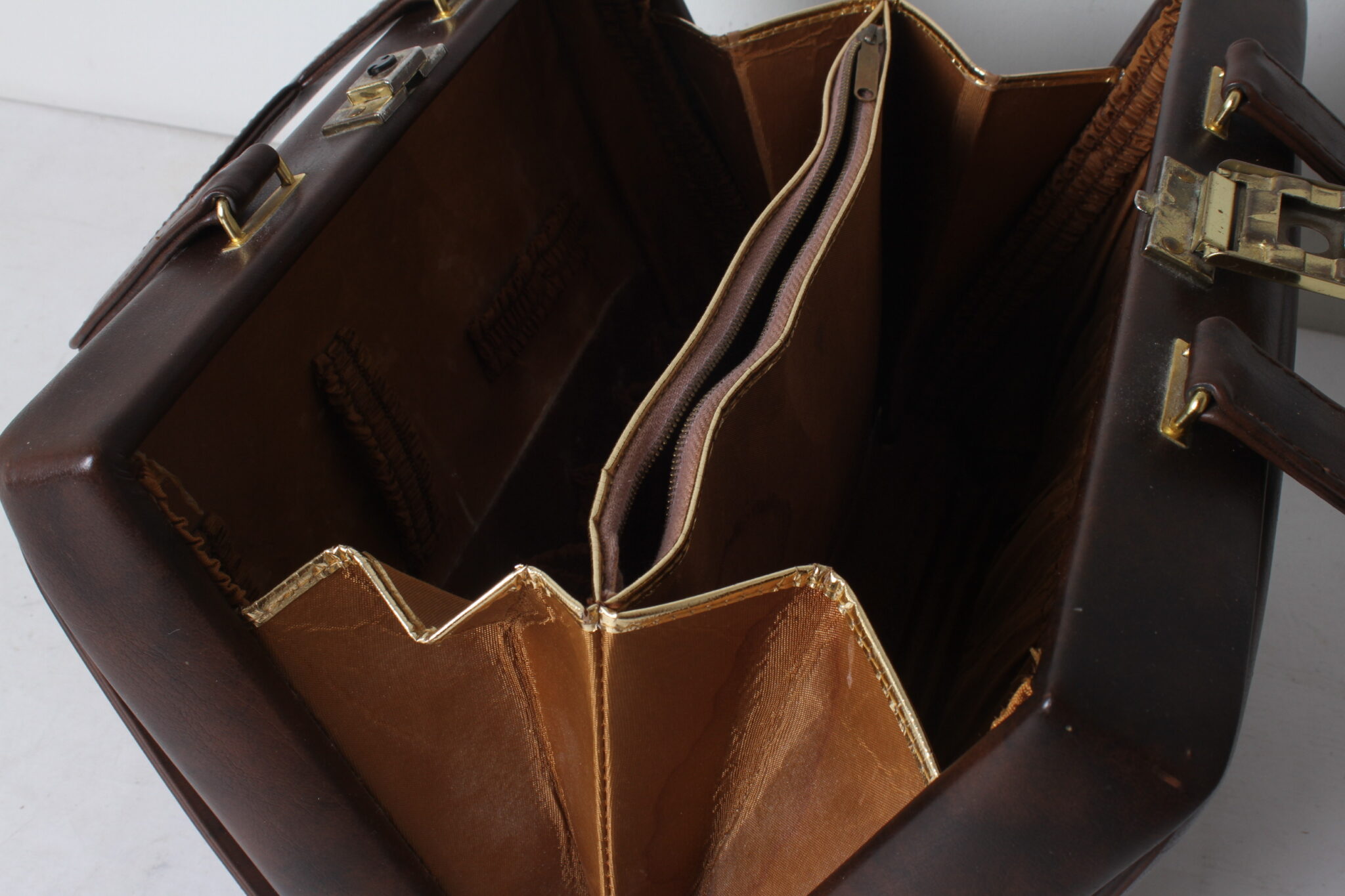 vanity-case-vintage-en-skai-marron-accessoires-voyage-brocante-occasion-emmaus-scherwiller-etikette (7)