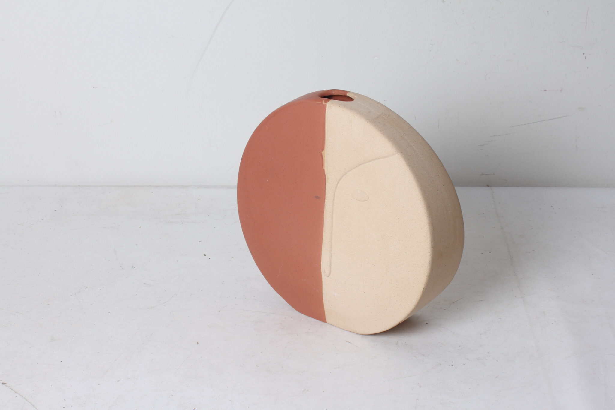vase-abstrait-visage-en-gres-terracotta-objets-deco-brocante-occasion-emmaus-scherwiller-etikette (1)