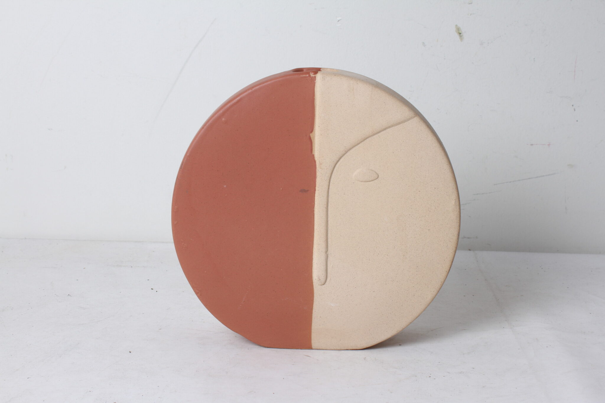 vase-abstrait-visage-en-gres-terracotta-objets-deco-brocante-occasion-emmaus-scherwiller-etikette (2)