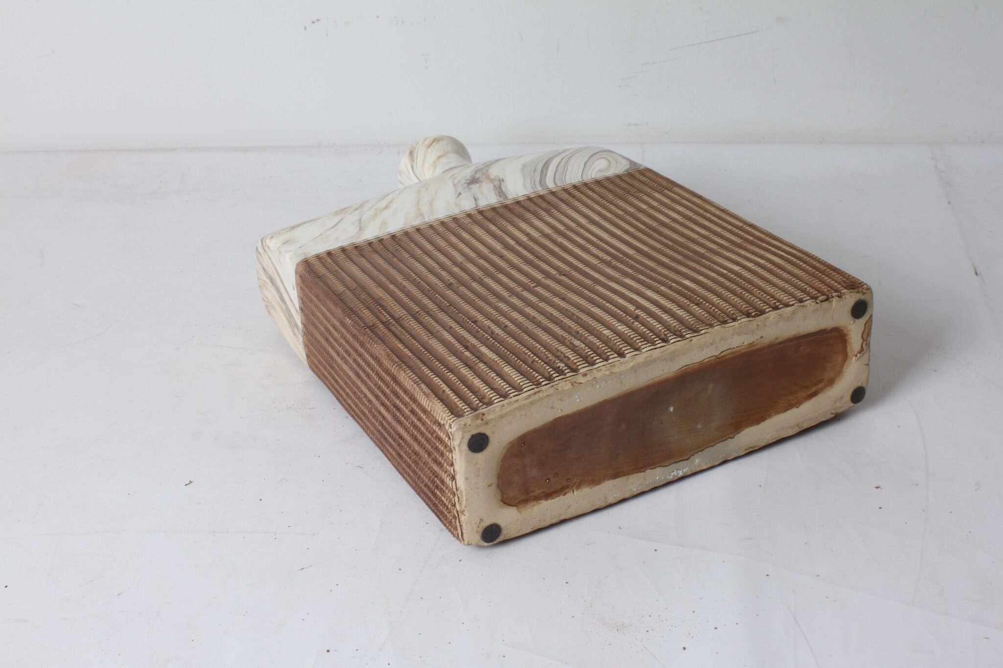 vase-design-en-ceramique-texture-objets-deco-brocante-occasion-emmaus-scherwiller-etikette (1)