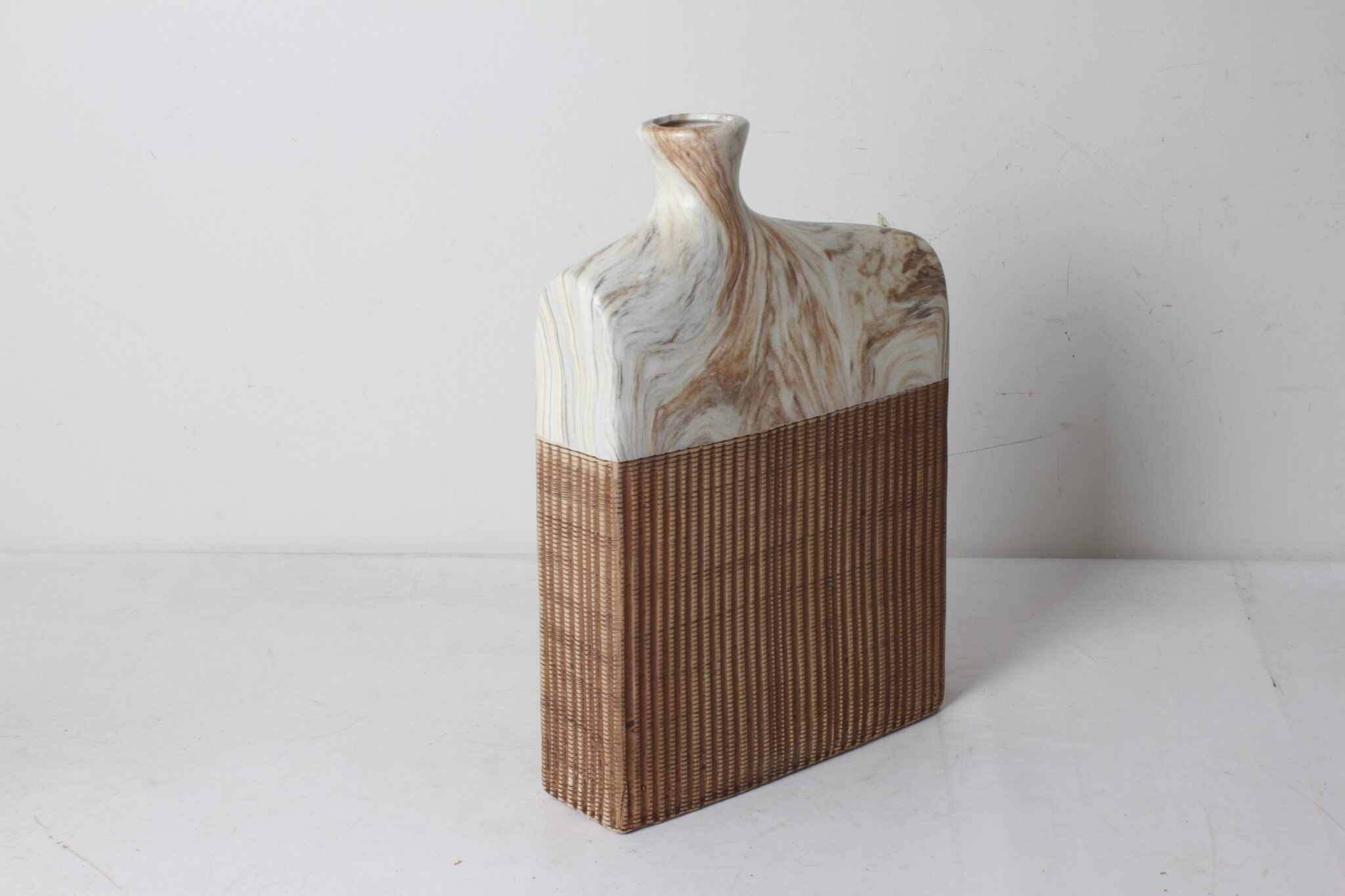 vase-design-en-ceramique-texture-objets-deco-brocante-occasion-emmaus-scherwiller-etikette (2)
