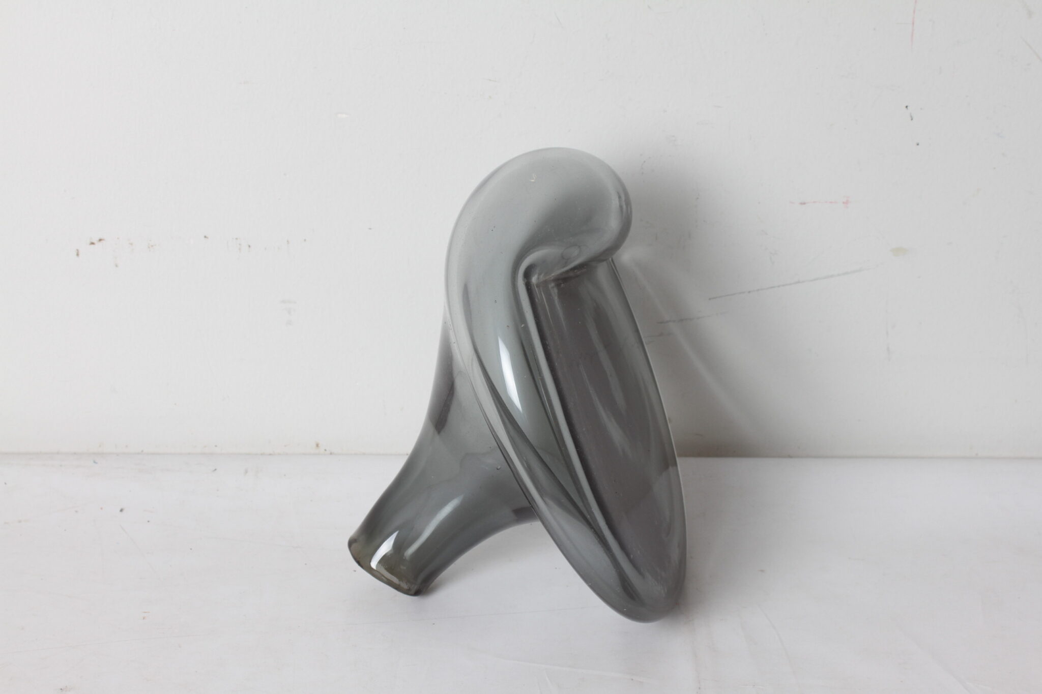 vase-design-en-verre-epais-gris-objets-deco-brocante-occasion-emmaus-scherwiller-etikette (1)