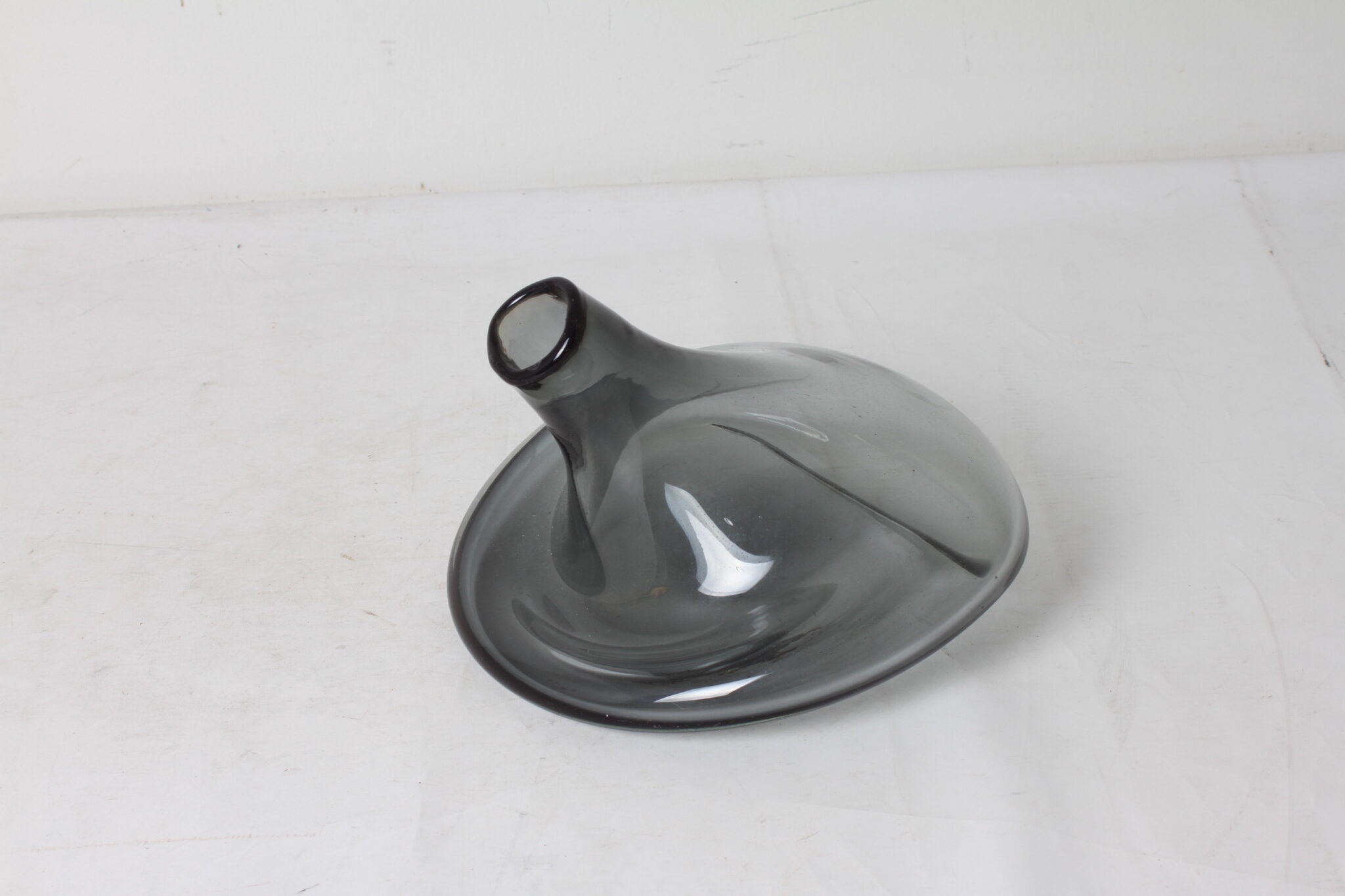 vase-design-en-verre-epais-gris-objets-deco-brocante-occasion-emmaus-scherwiller-etikette (2)