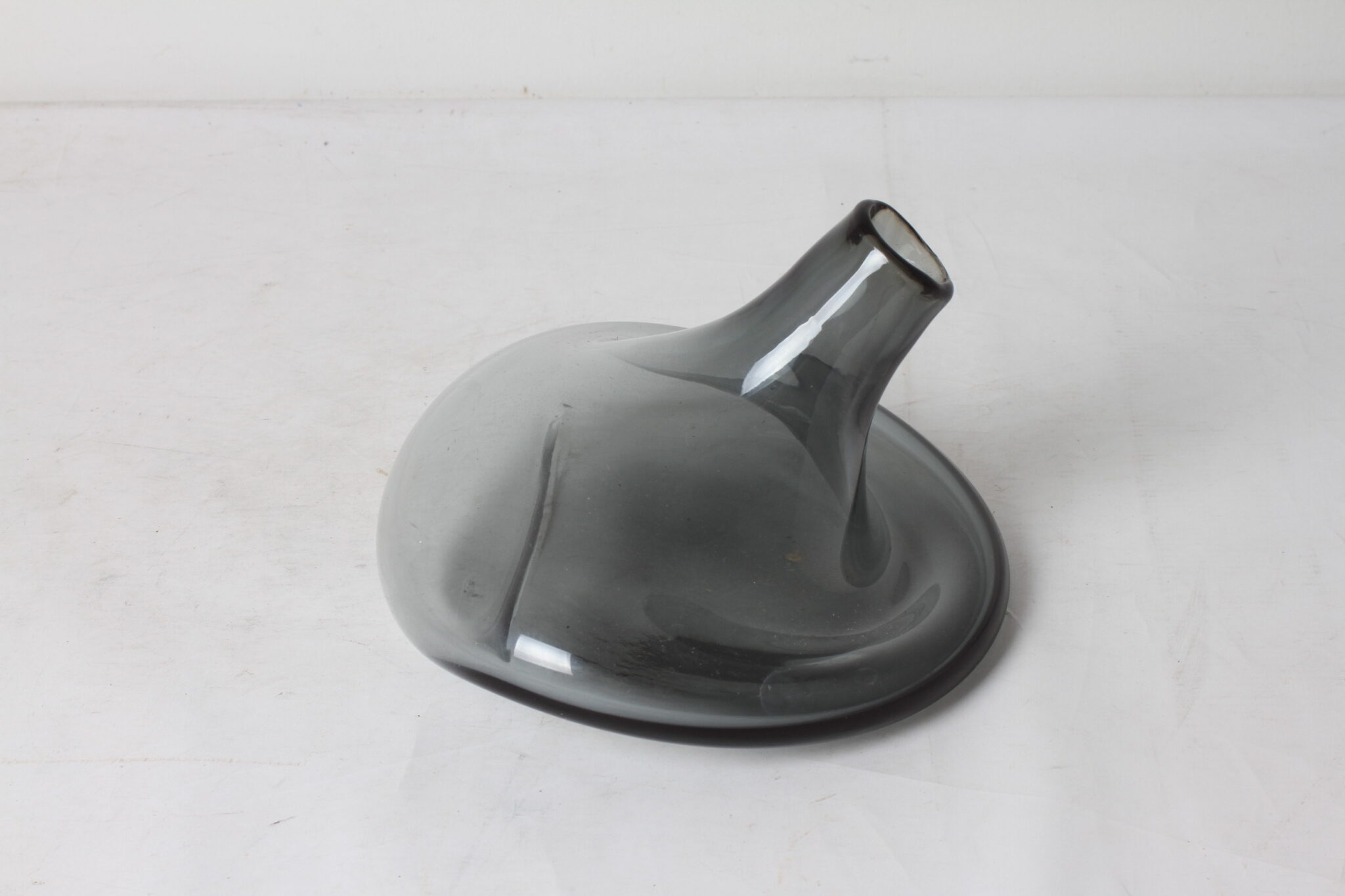 vase-design-en-verre-epais-gris-objets-deco-brocante-occasion-emmaus-scherwiller-etikette (3)