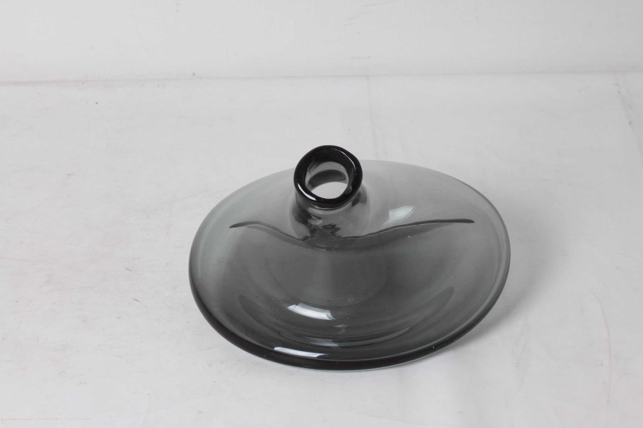 vase-design-en-verre-epais-gris-objets-deco-brocante-occasion-emmaus-scherwiller-etikette (4)