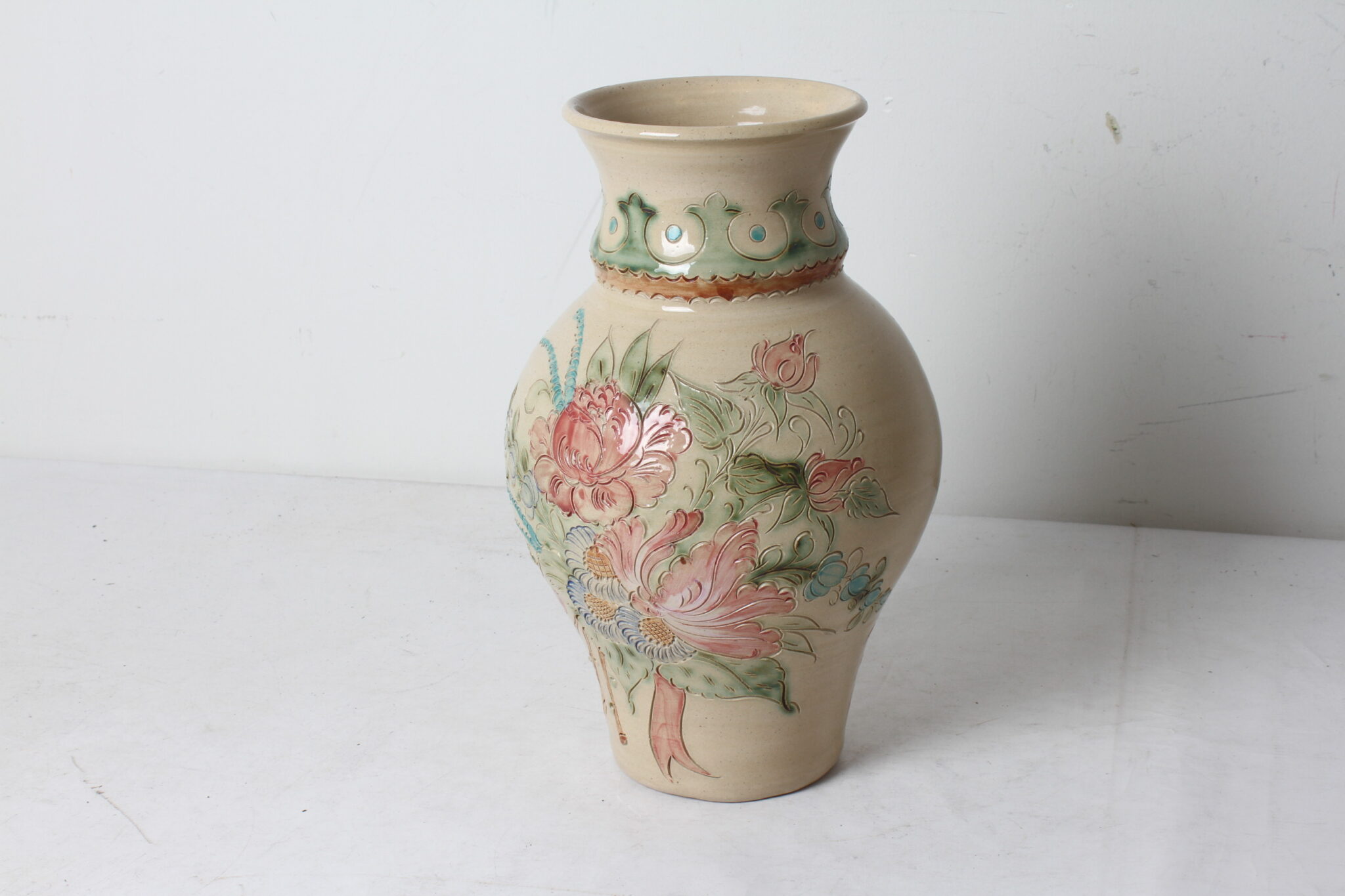vase-en-ceramique-decor-grave-papillon-fleurs-signe-tritschler-phillips-schwabwiller-objets-deco-brocante-occasion-emmaus-scherwiller-etikette (2)