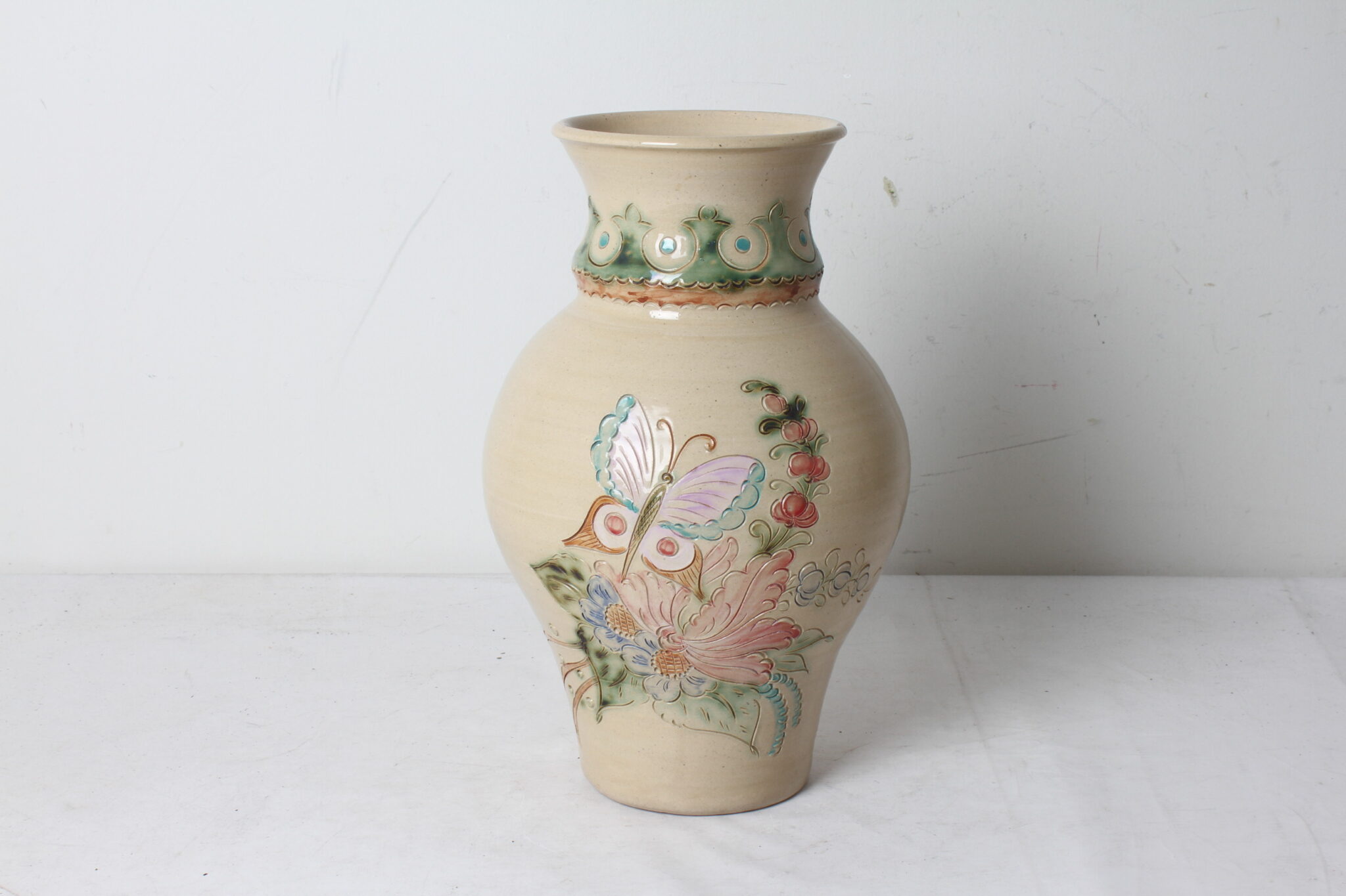 vase-en-ceramique-decor-grave-papillon-fleurs-signe-tritschler-phillips-schwabwiller-objets-deco-brocante-occasion-emmaus-scherwiller-etikette (3)