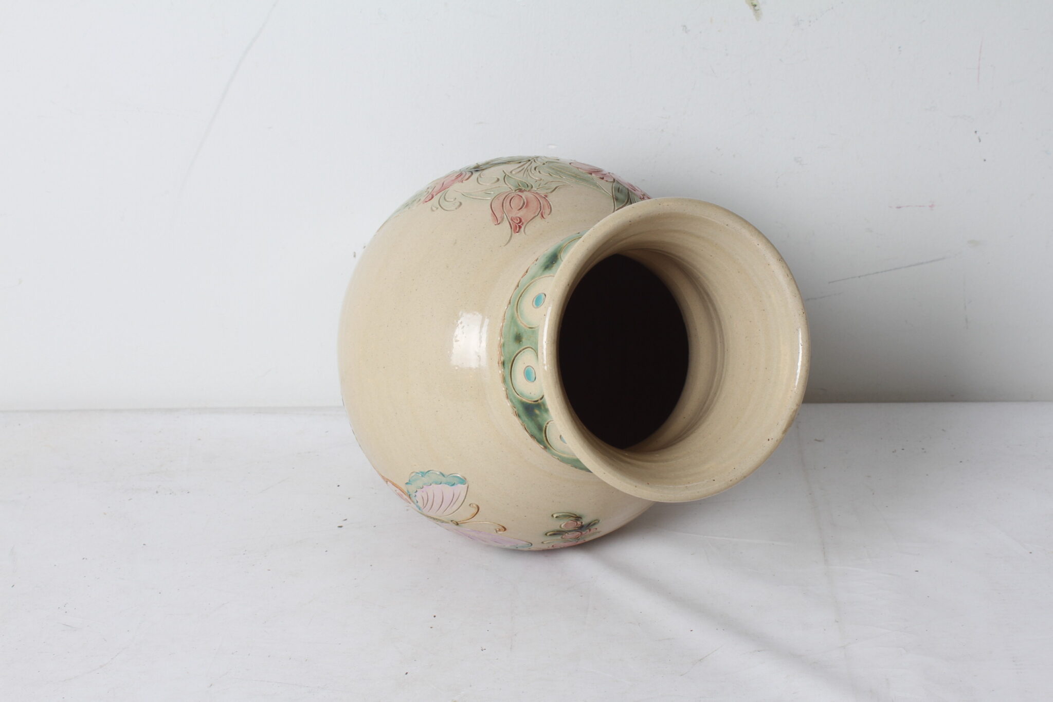 vase-en-ceramique-decor-grave-papillon-fleurs-signe-tritschler-phillips-schwabwiller-objets-deco-brocante-occasion-emmaus-scherwiller-etikette (4)