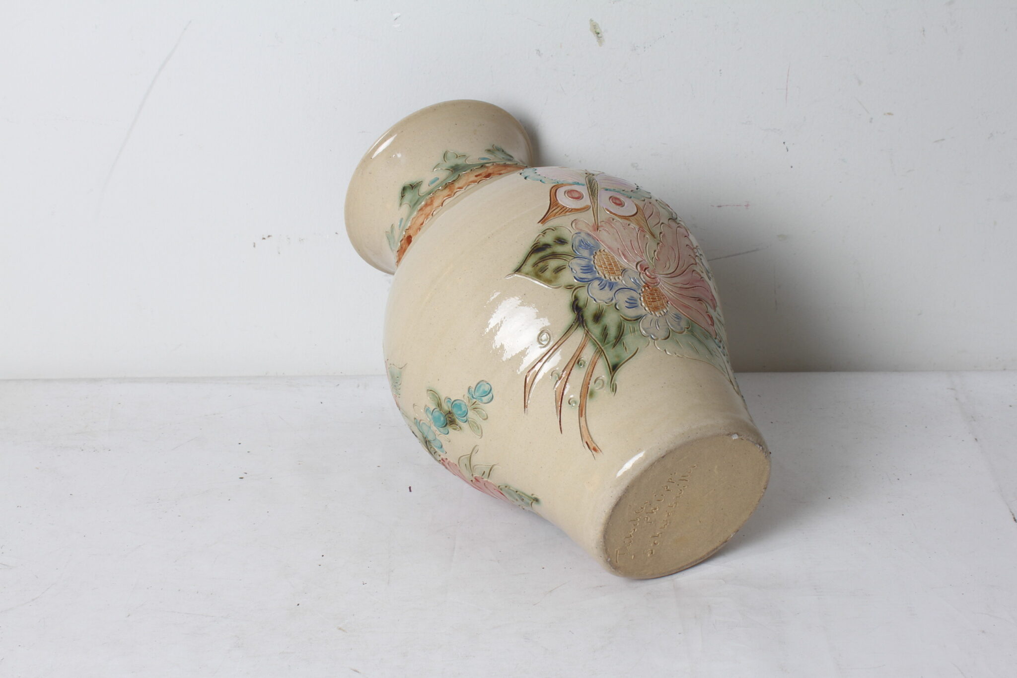 vase-en-ceramique-decor-grave-papillon-fleurs-signe-tritschler-phillips-schwabwiller-objets-deco-brocante-occasion-emmaus-scherwiller-etikette (5)