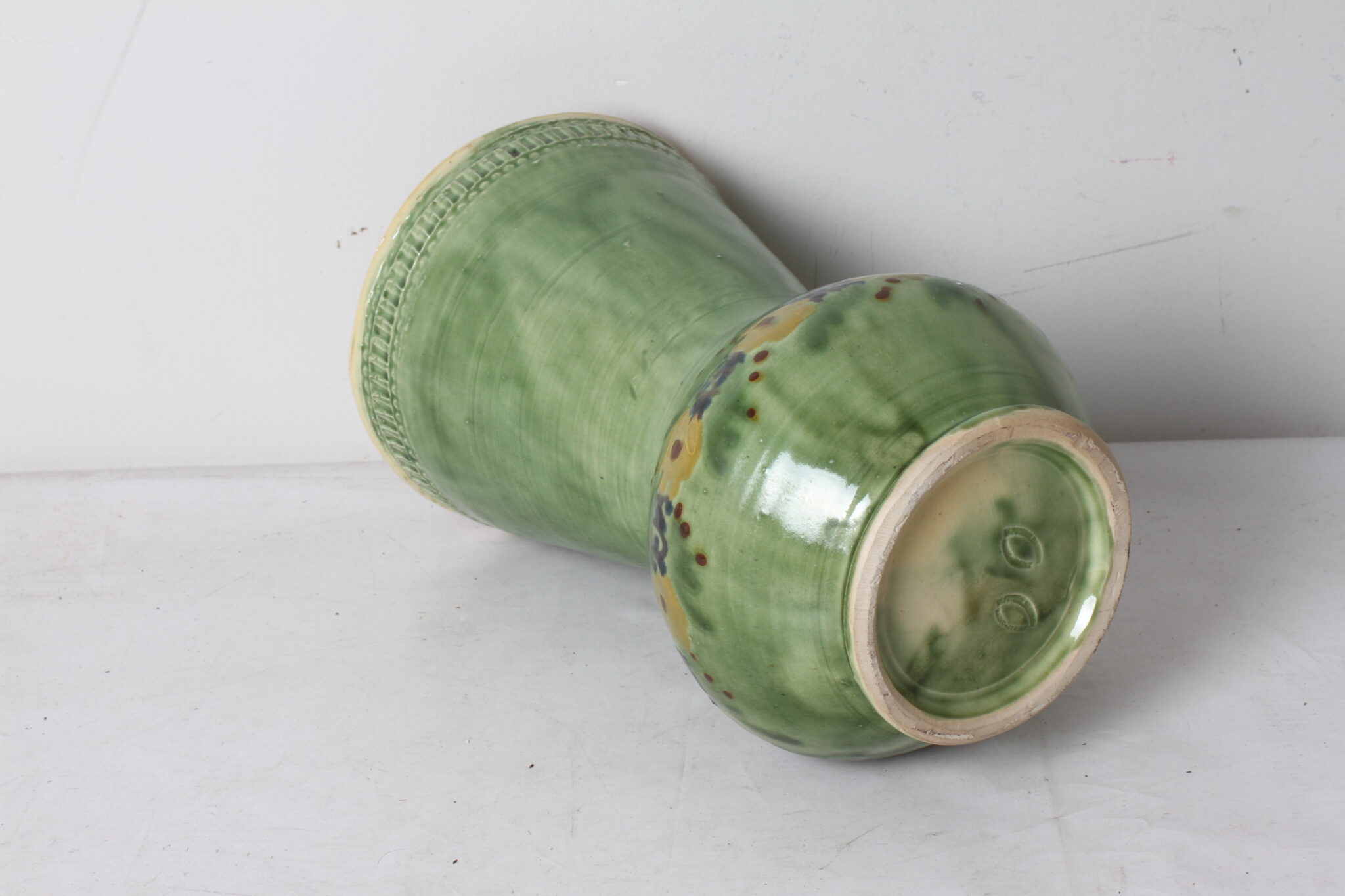 vase-en-ceramique-vernissee-saint-jorioz-objets-deco-brocante-occasion-emmaus-scherwiller-etikette (1)