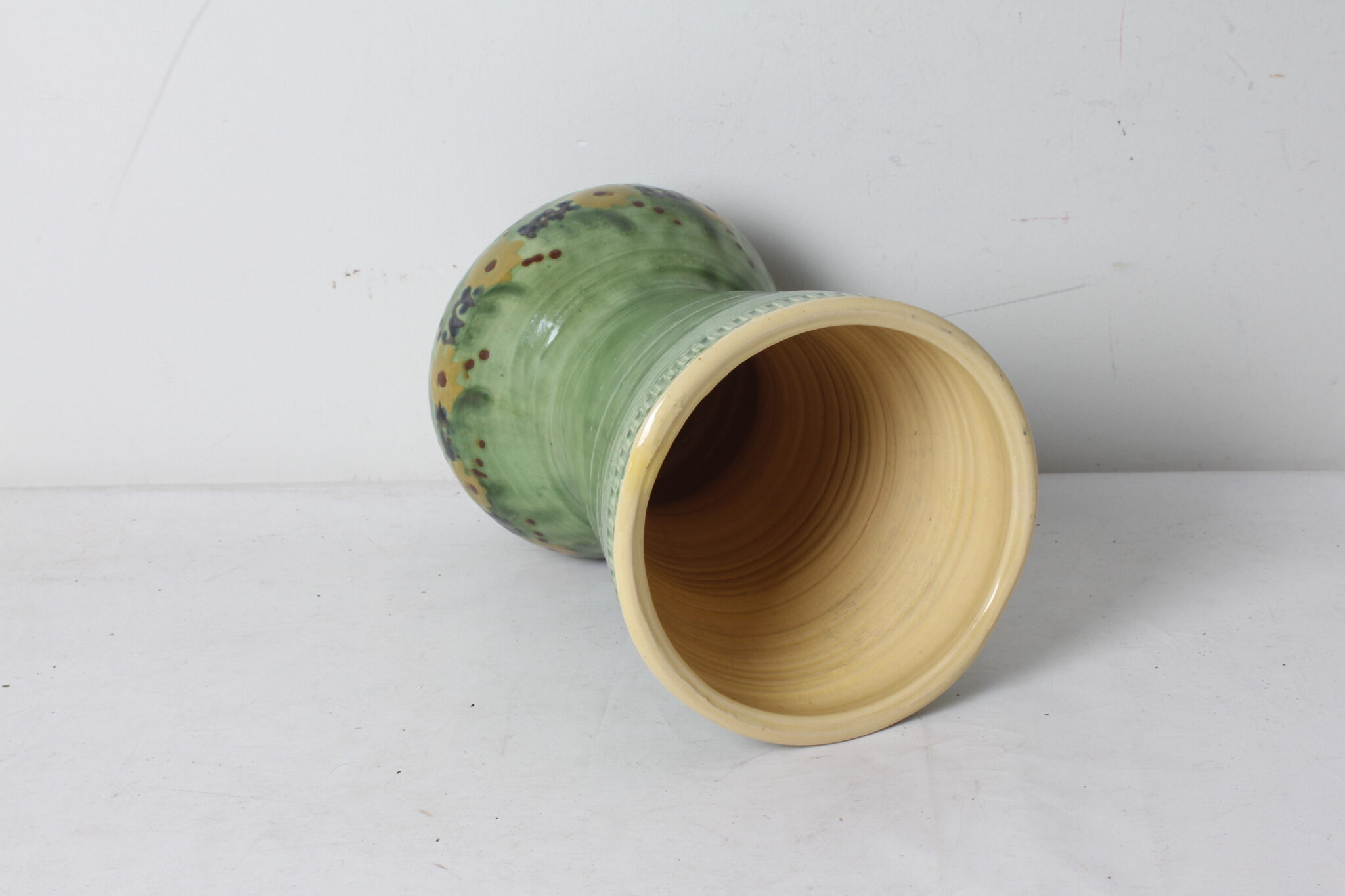 vase-en-ceramique-vernissee-saint-jorioz-objets-deco-brocante-occasion-emmaus-scherwiller-etikette (4)