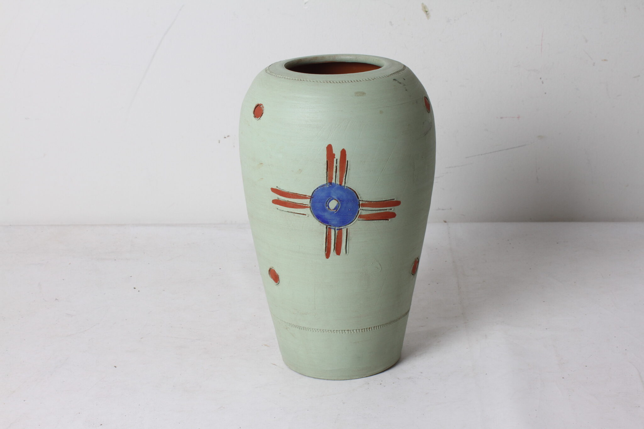 vase-en-terre-cuite-a-decor-grave-objets-deco-brocante-occasion-emmaus-scherwiller-etikette (5)