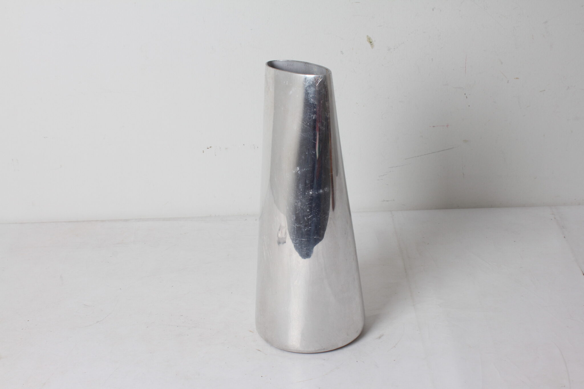 vase-ikea-design-scandinave-minimaliste-alu-massif-anna-effverlund-brocante-objets-deco-occasion-emmaus-scherwiller-etikette (2)