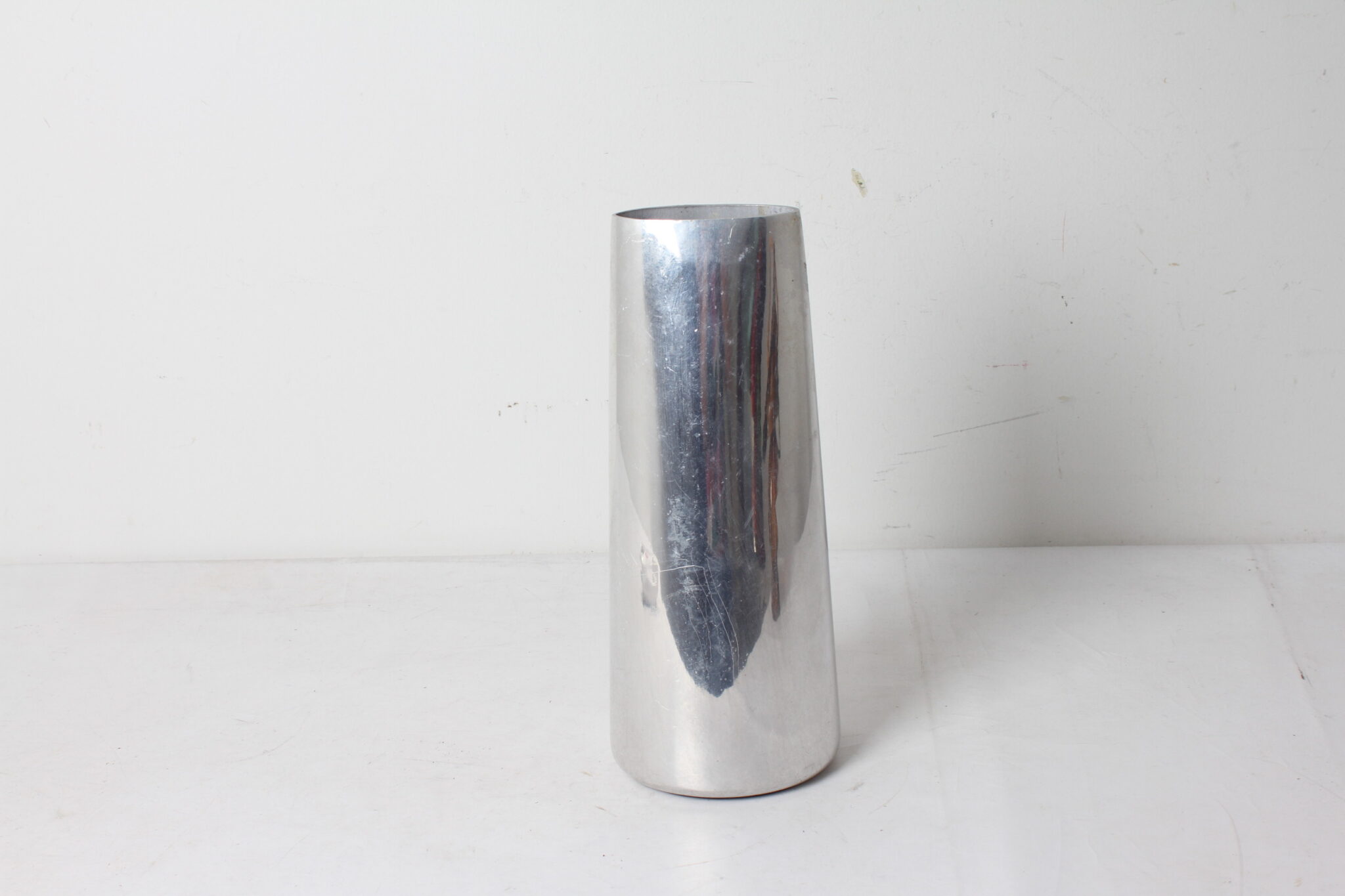 vase-ikea-design-scandinave-minimaliste-alu-massif-anna-effverlund-brocante-objets-deco-occasion-emmaus-scherwiller-etikette (3)
