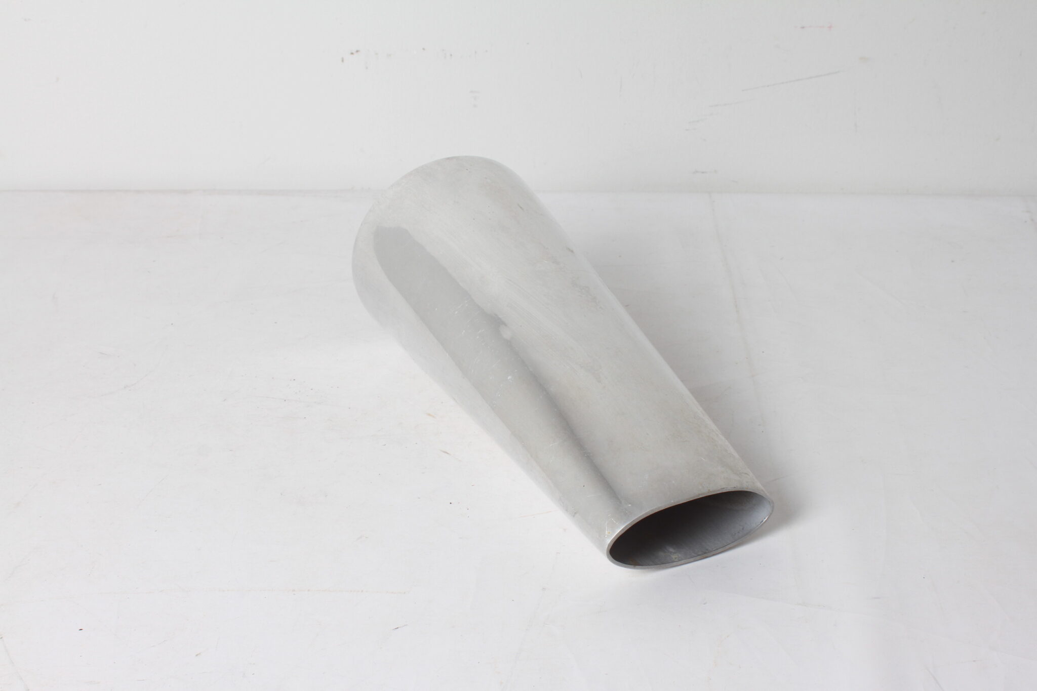 vase-ikea-design-scandinave-minimaliste-alu-massif-anna-effverlund-brocante-objets-deco-occasion-emmaus-scherwiller-etikette (4)