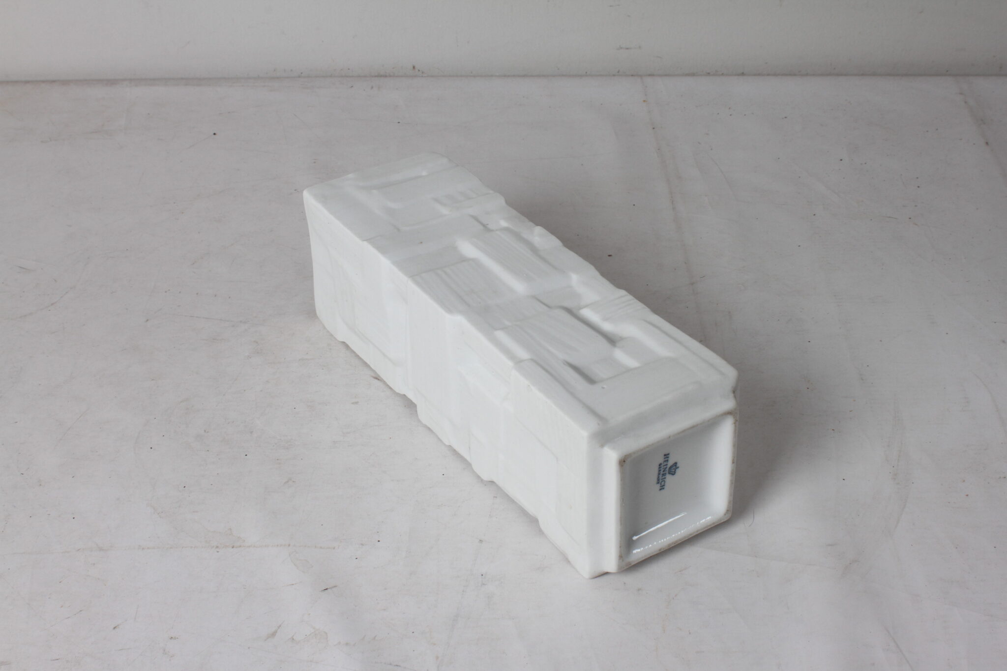 vase-op-art-en-porcelaine-texturee-blanc-heinrich-allemagne-objets-deco-rare-brocante-occasion-emmaus-scherwiller-etikette (4)