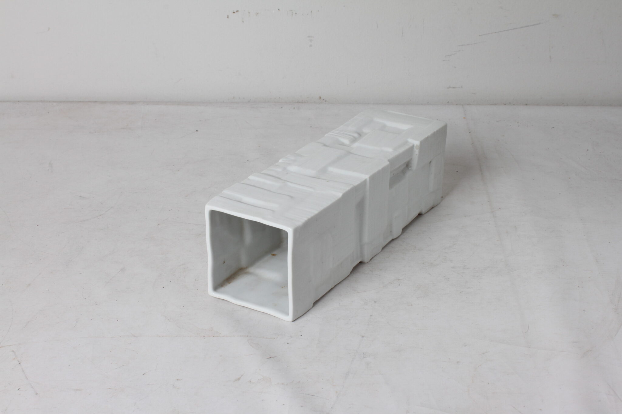 vase-op-art-en-porcelaine-texturee-blanc-heinrich-allemagne-objets-deco-rare-brocante-occasion-emmaus-scherwiller-etikette (5)