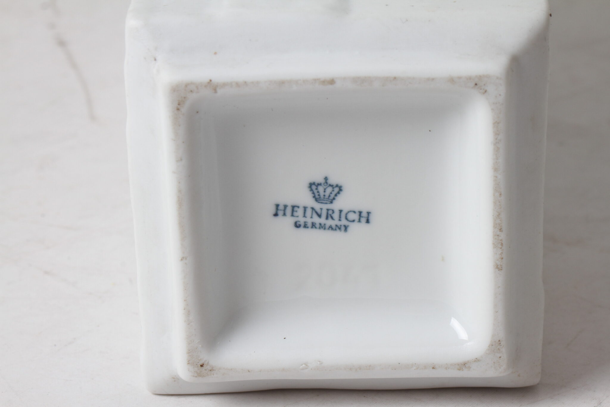 vase-op-art-en-porcelaine-texturee-blanc-heinrich-allemagne-objets-deco-rare-brocante-occasion-emmaus-scherwiller-etikette (6)