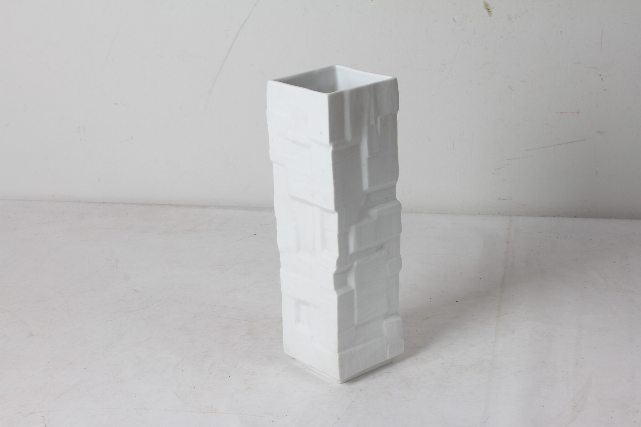 vase-op-art-en-porcelaine-texturee-blanc-heinrich-allemagne-objets-deco-rare-brocante-occasion-emmaus-scherwiller-etikette (7)