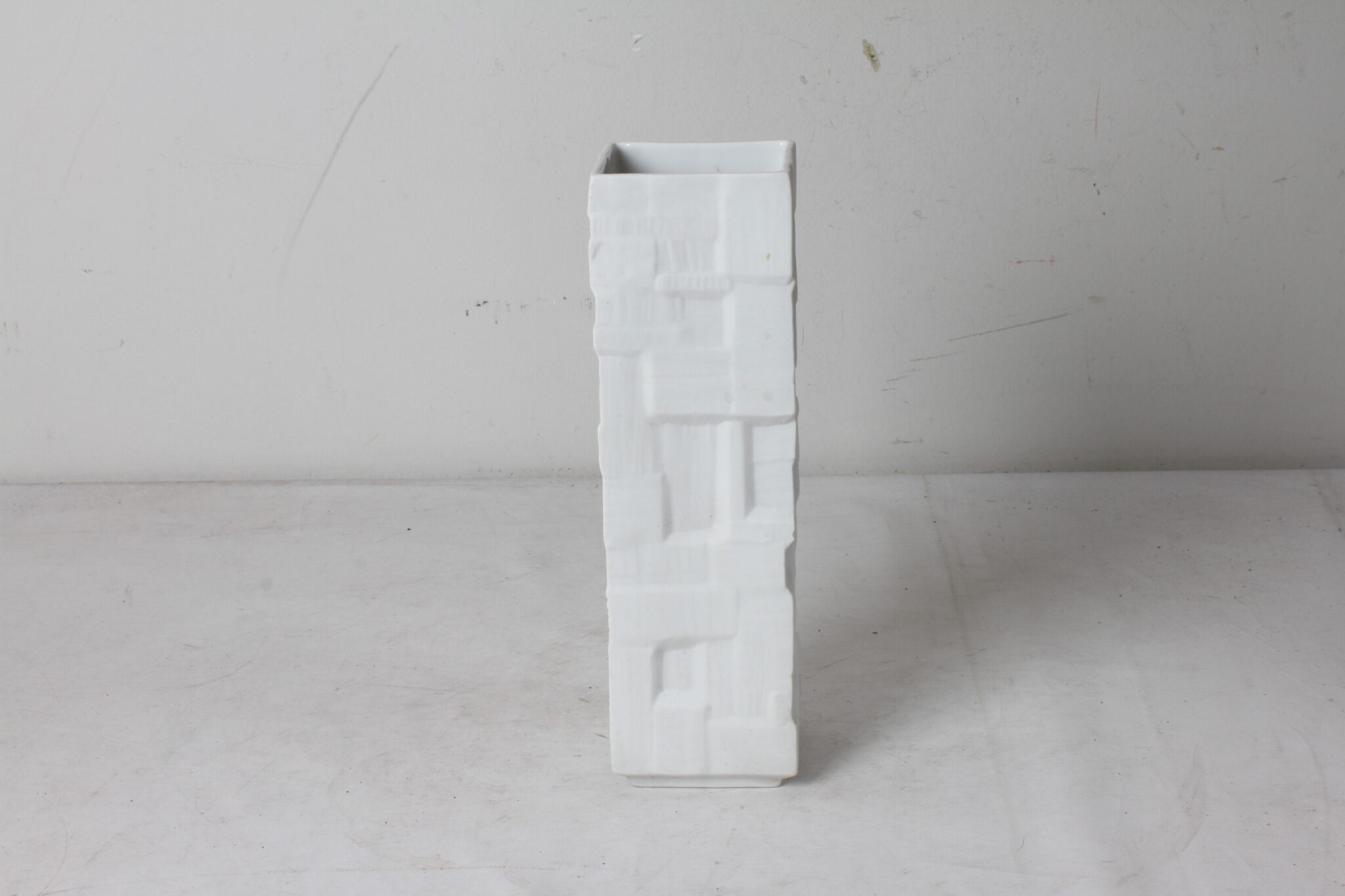 vase-op-art-en-porcelaine-texturee-blanc-heinrich-allemagne-objets-deco-rare-brocante-occasion-emmaus-scherwiller-etikette (8)