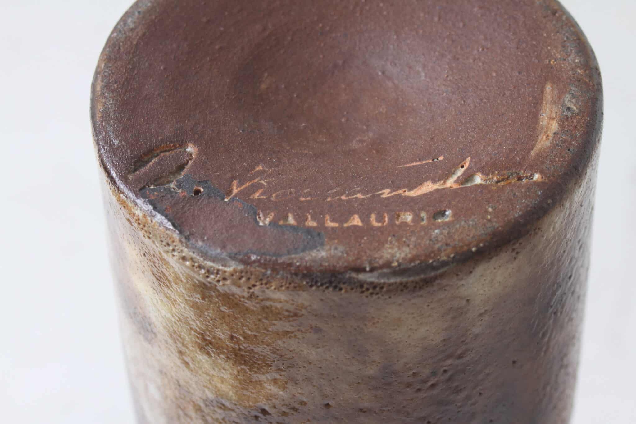 vase-tube-rouleau-ceeramique-signe-alexandre-kostanda-vallauris-objets-deco-brocante-occasion-emmaus-scherwiller-etikette (1)