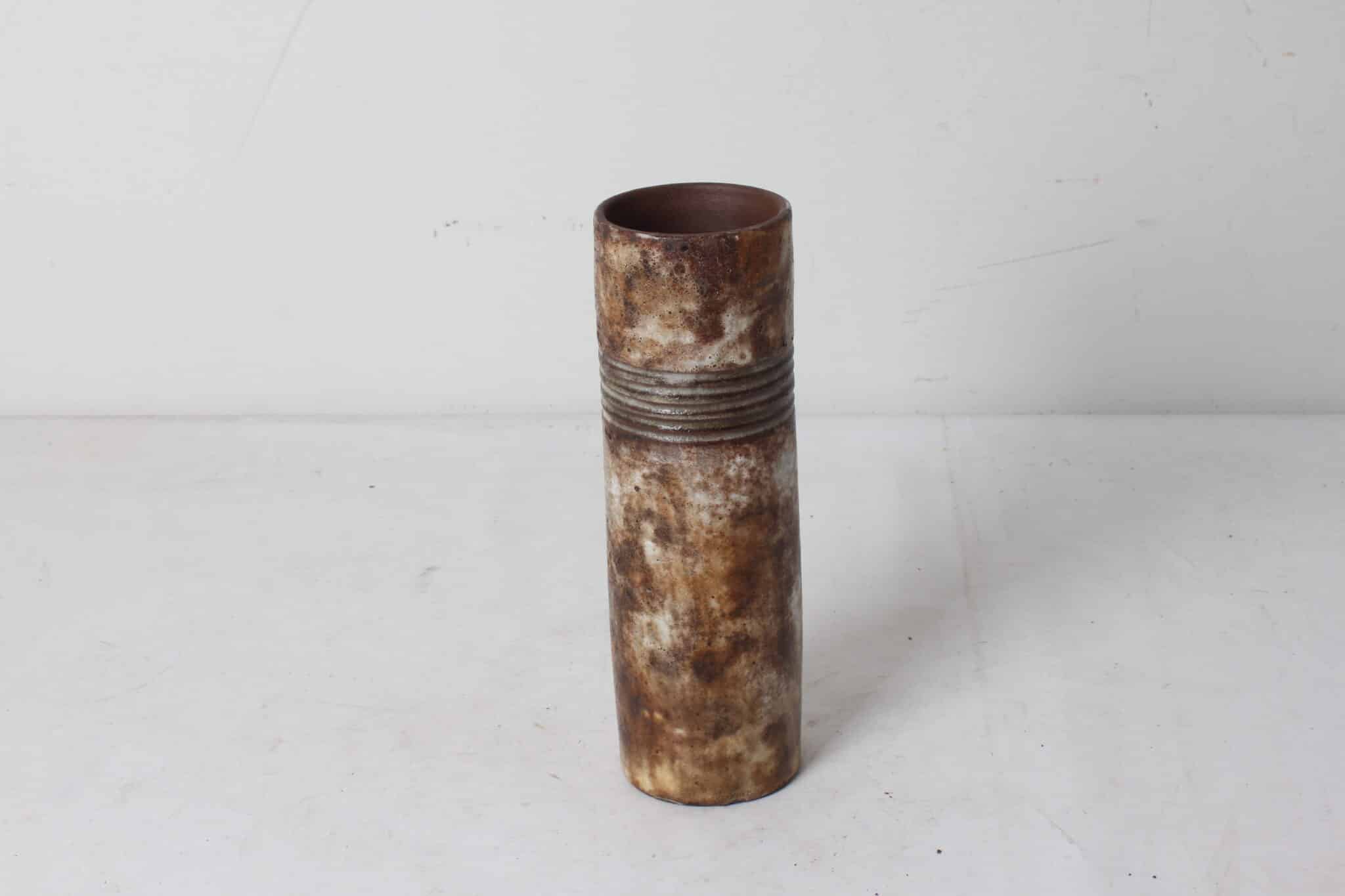 vase-tube-rouleau-ceeramique-signe-alexandre-kostanda-vallauris-objets-deco-brocante-occasion-emmaus-scherwiller-etikette (2)