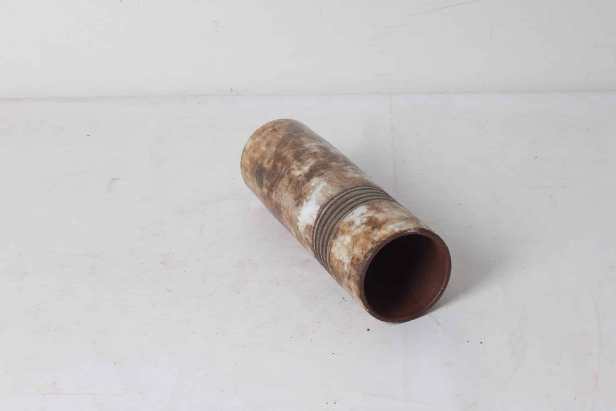 vase-tube-rouleau-ceeramique-signe-alexandre-kostanda-vallauris-objets-deco-brocante-occasion-emmaus-scherwiller-etikette (3)