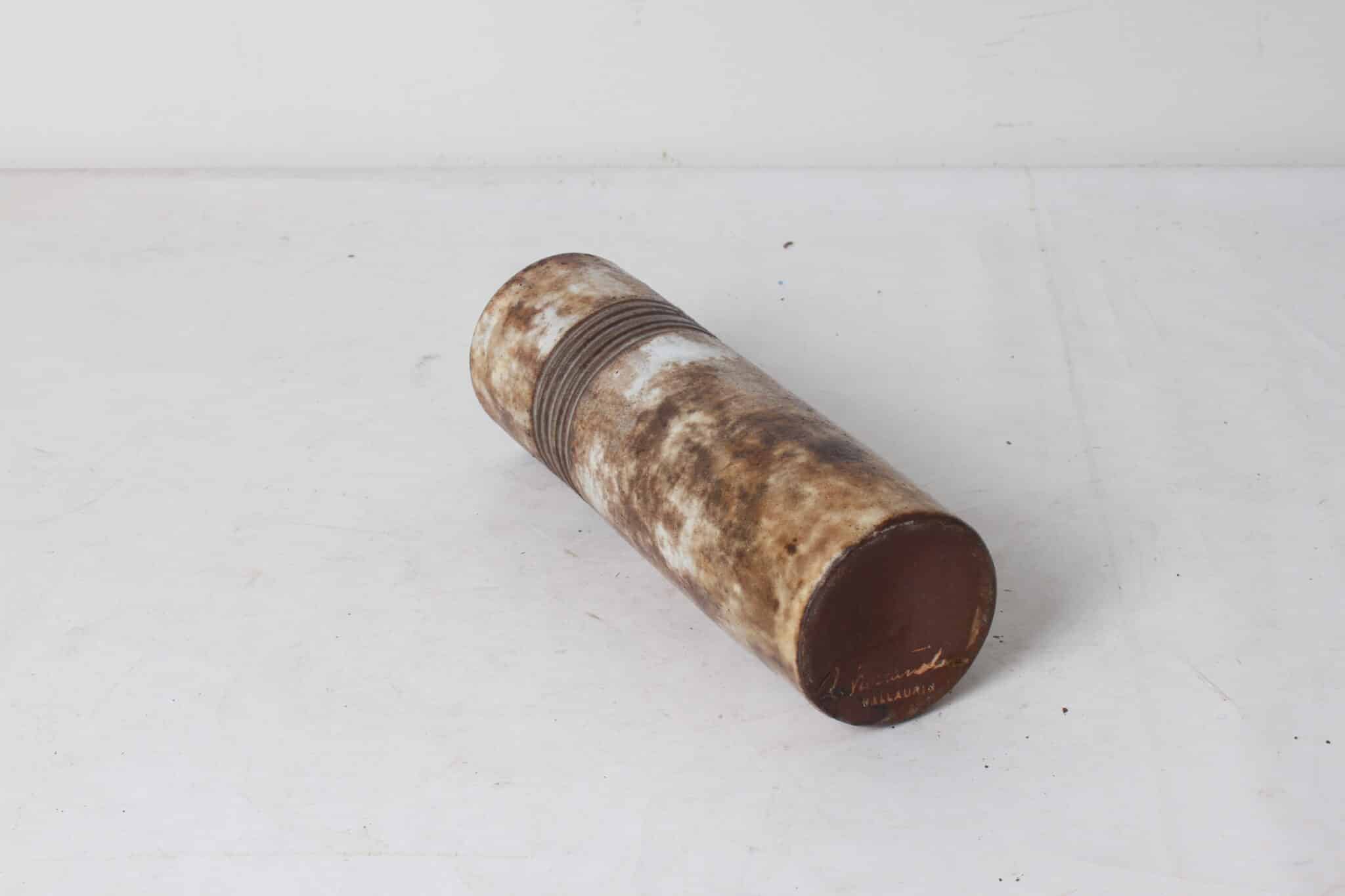 vase-tube-rouleau-ceeramique-signe-alexandre-kostanda-vallauris-objets-deco-brocante-occasion-emmaus-scherwiller-etikette (4)