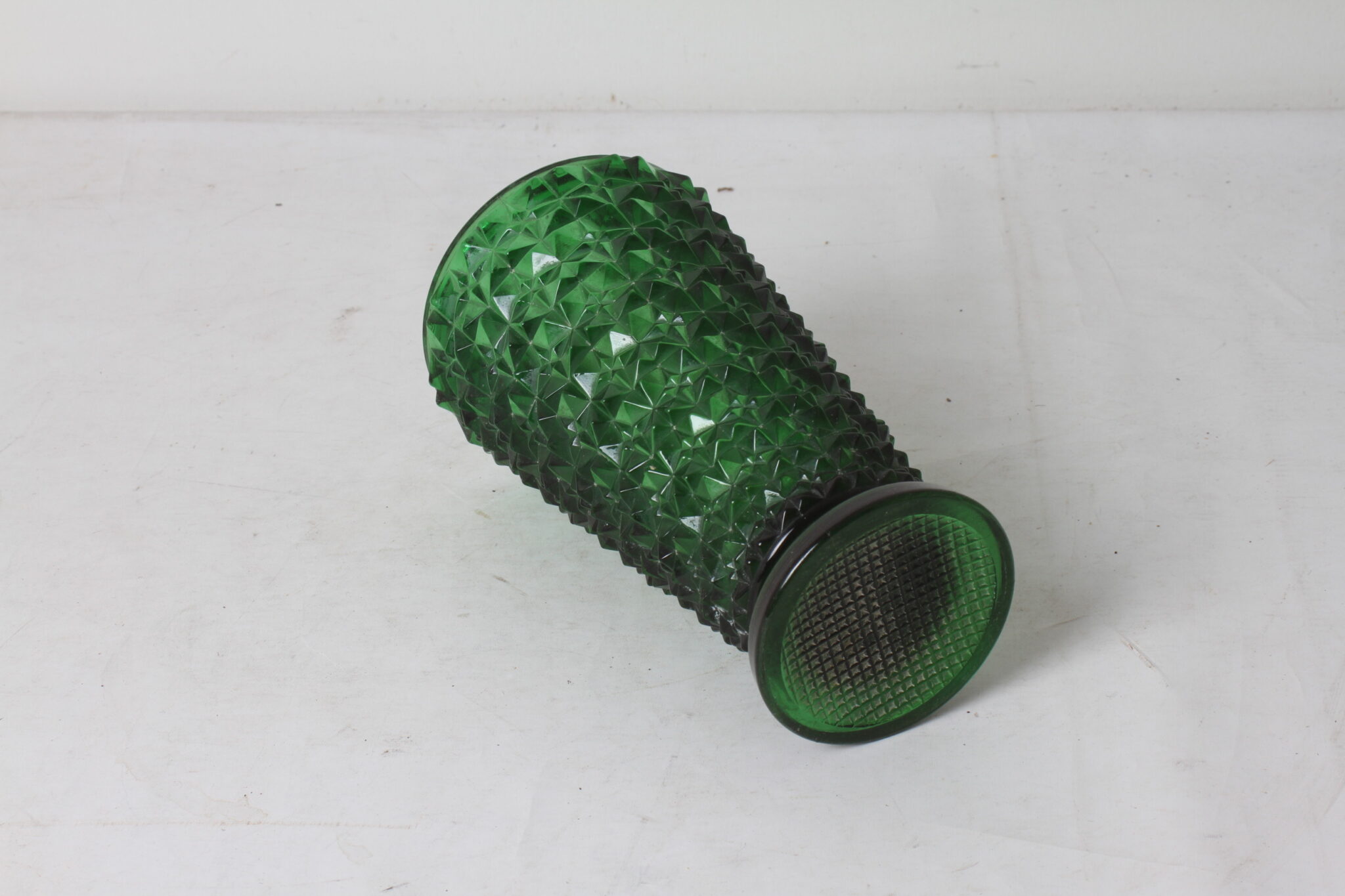 vase-vintage-en-verre-vert-sapin-taille-effet-diamants-objets-deco-brocante-occasion-emmaus-scherwiller-etikette (1)