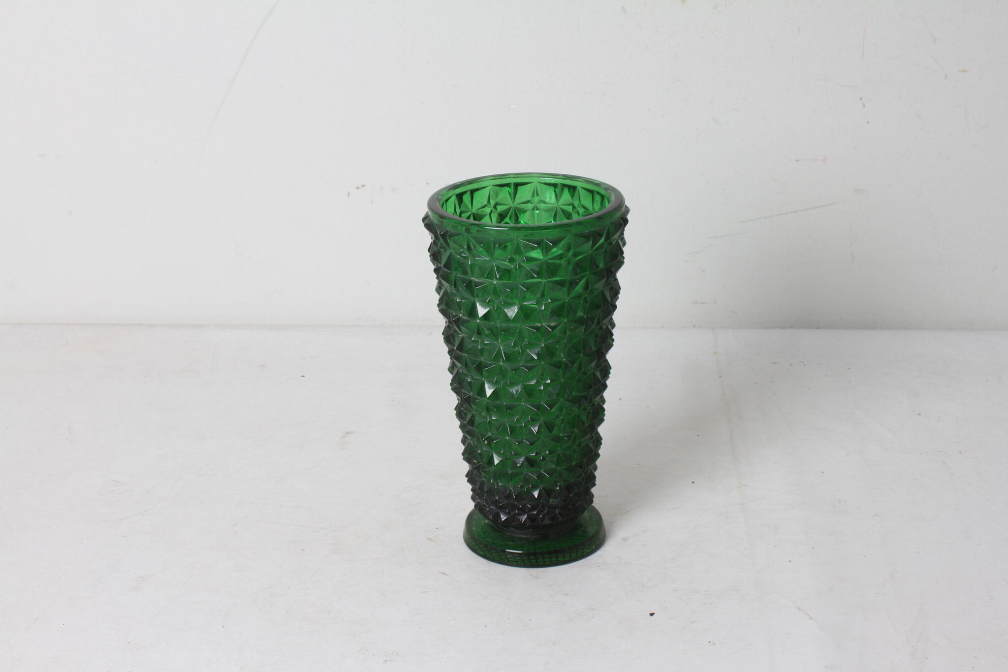 vase-vintage-en-verre-vert-sapin-taille-effet-diamants-objets-deco-brocante-occasion-emmaus-scherwiller-etikette (2)