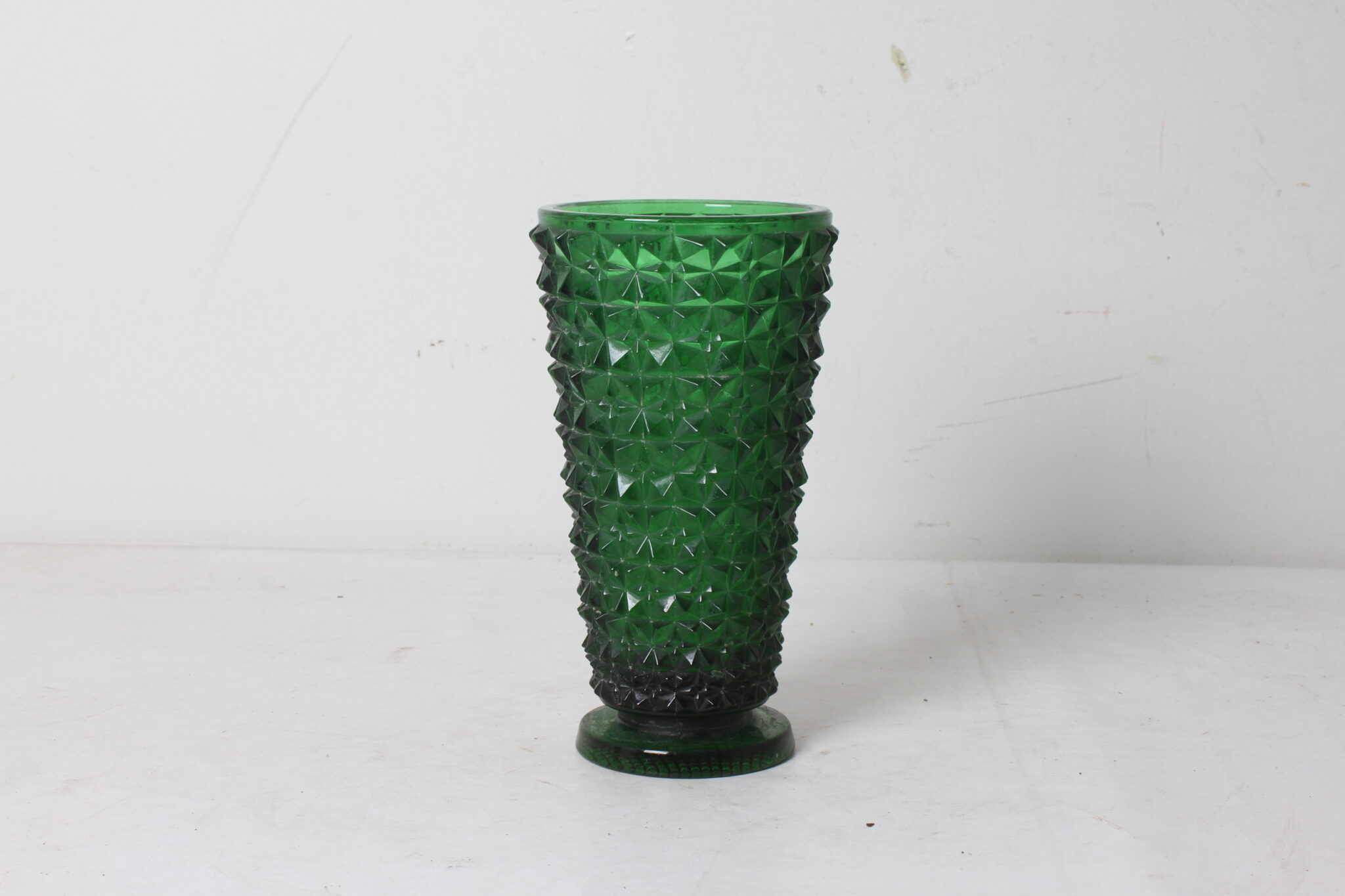 vase-vintage-en-verre-vert-sapin-taille-effet-diamants-objets-deco-brocante-occasion-emmaus-scherwiller-etikette (3)