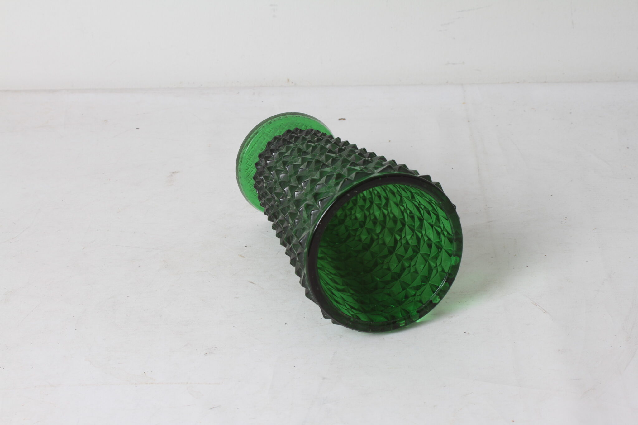 vase-vintage-en-verre-vert-sapin-taille-effet-diamants-objets-deco-brocante-occasion-emmaus-scherwiller-etikette (4)
