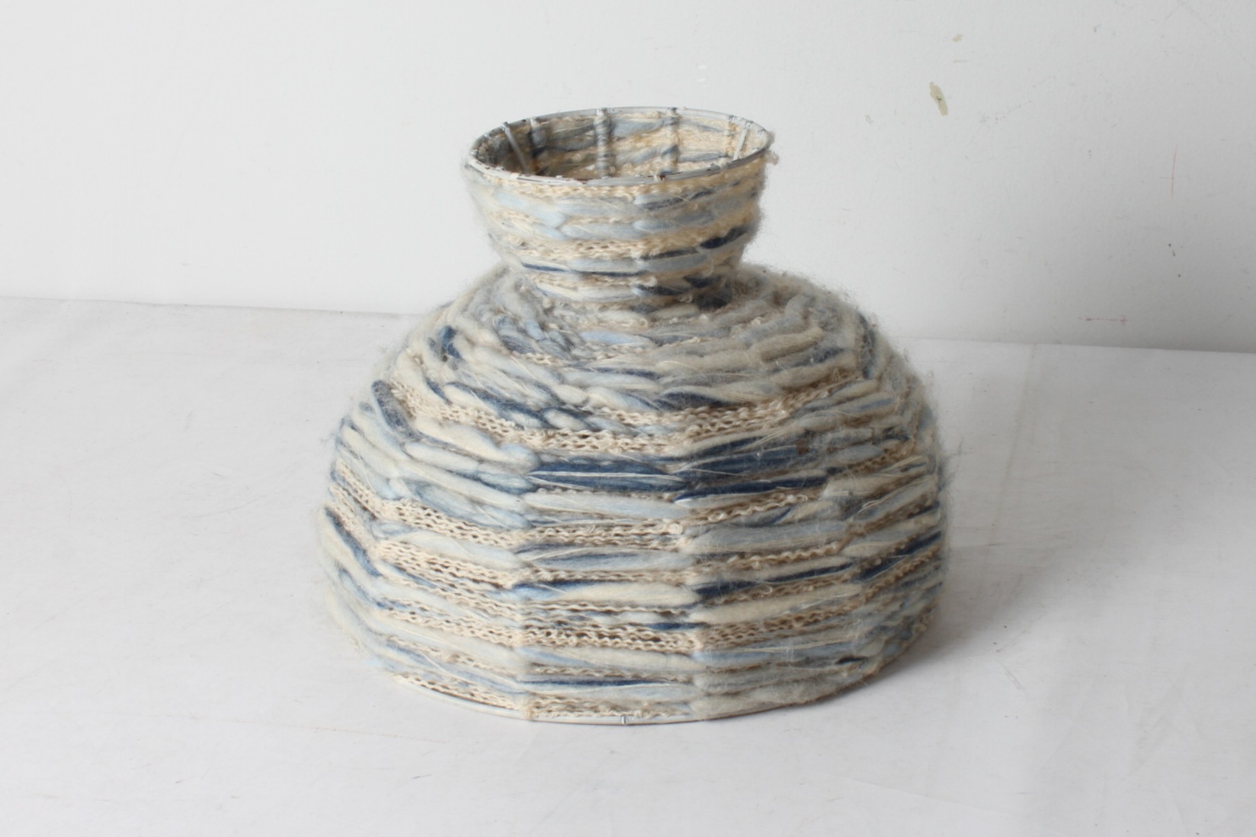 abat-jour-vintage-en-laine-beige-bleu-objets-deco-brocante-occasion-emmaus-scherwiller-etikette (2)