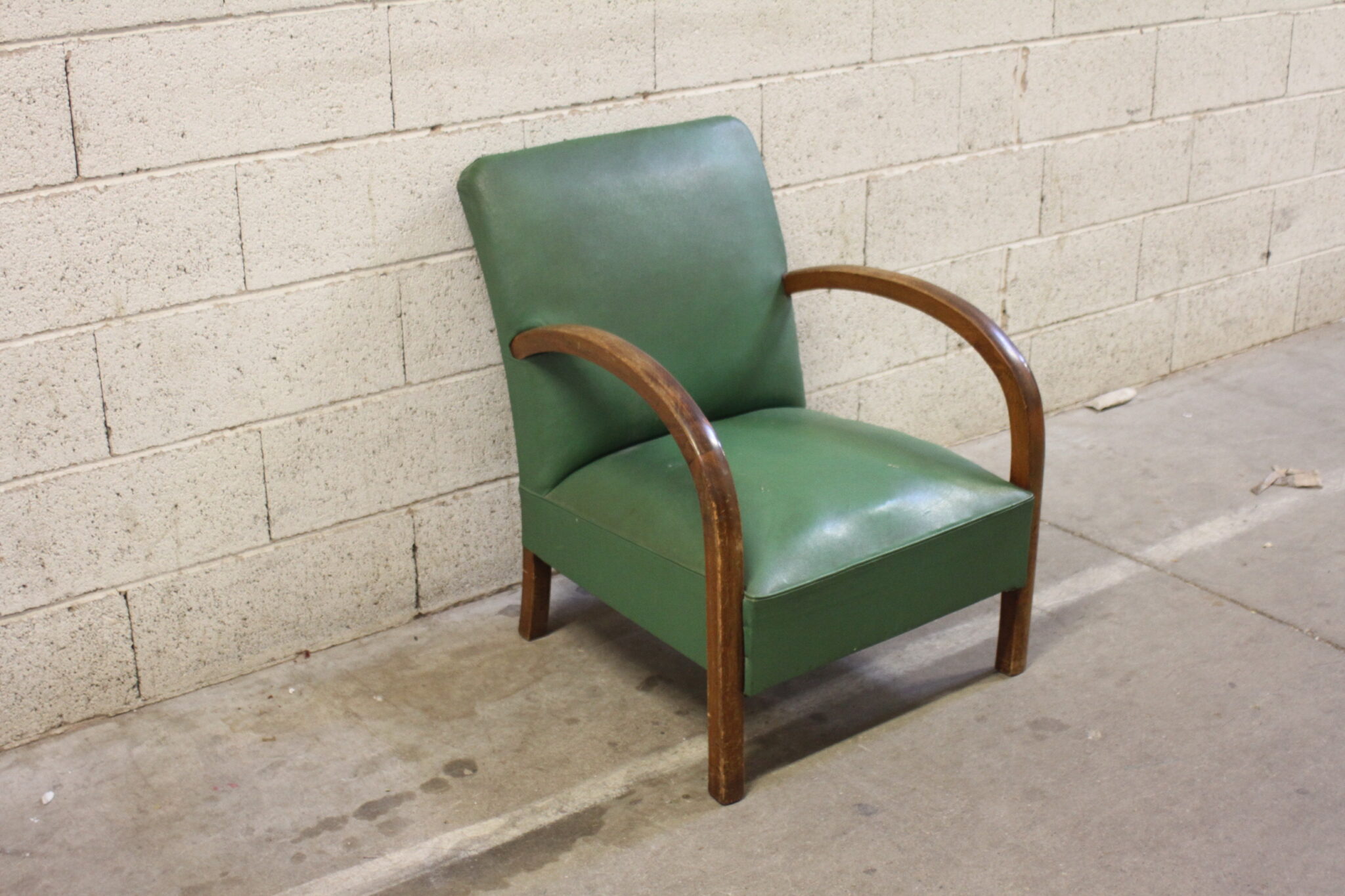 ancien-fauteuil-art-deco-bois-courbe-revetement-simili-cuir-skai-vert-mobilier-brocante-occasion-emmaus-scherwiller-etikette (2)